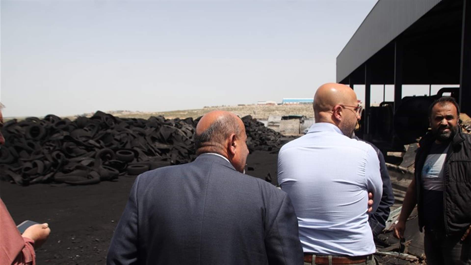 وزير البيئة جال على معامل إنتاج الأسلاك النحاسية في وادي الكفور