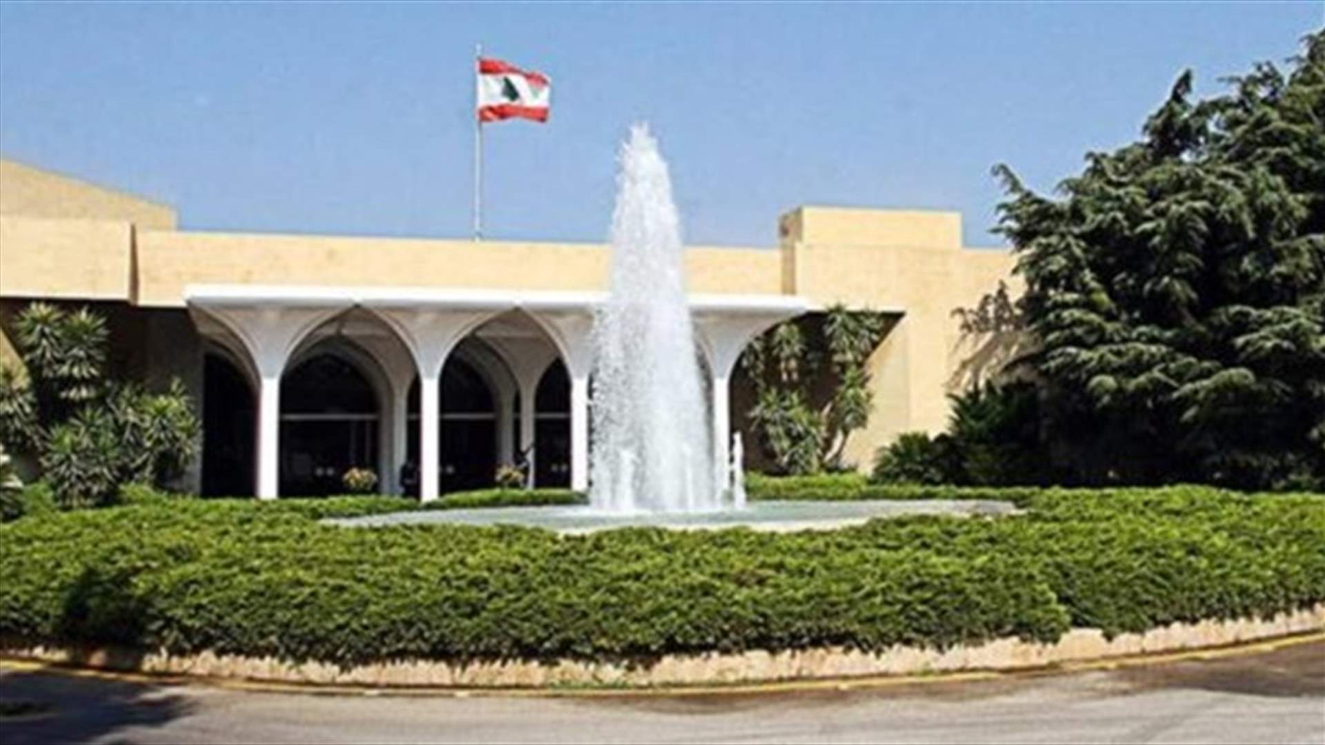تنكيس العلم اللبناني في قصر بعبدا حدادا على ارواح ضحايا زورق طرابلس