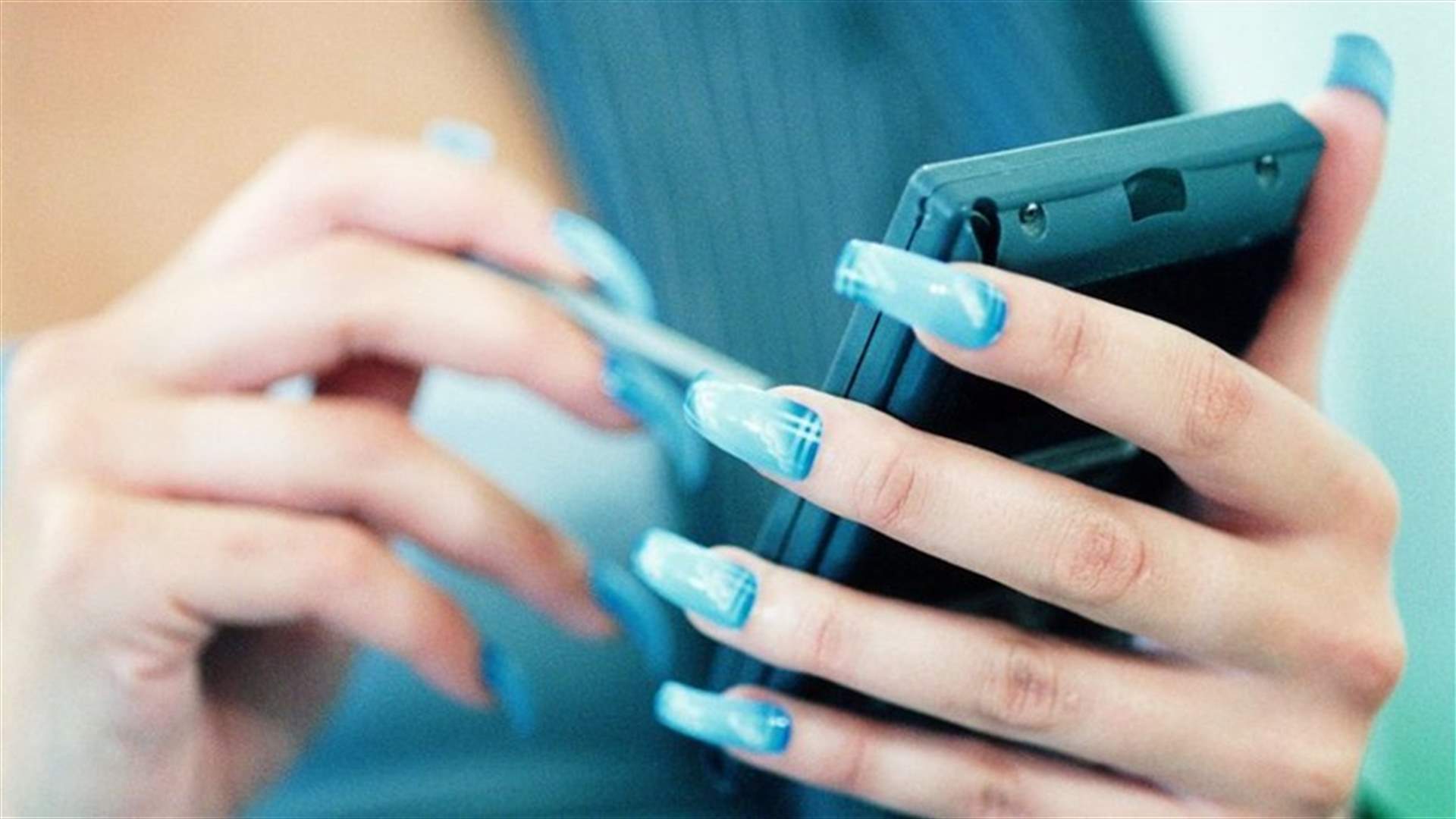 علماء يحذّرون... الأظافر الطويلة تحتوي على 28 نوعاً من الباكتيريا و32 من الفطريات