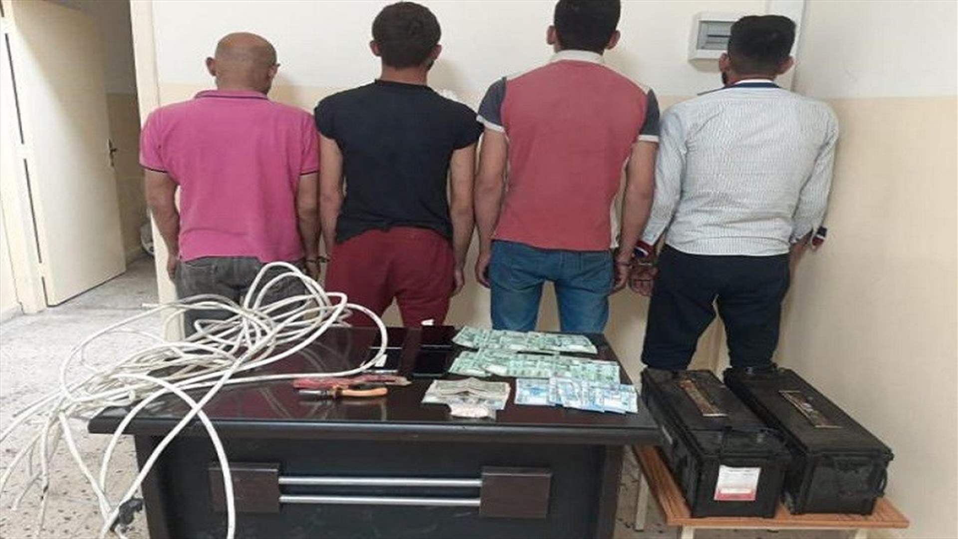 بالجرم المشهود... شعبة المعلومات تلقي القبض على عصابة أثناء تنفيذهم عملية سرقة في أنفه!