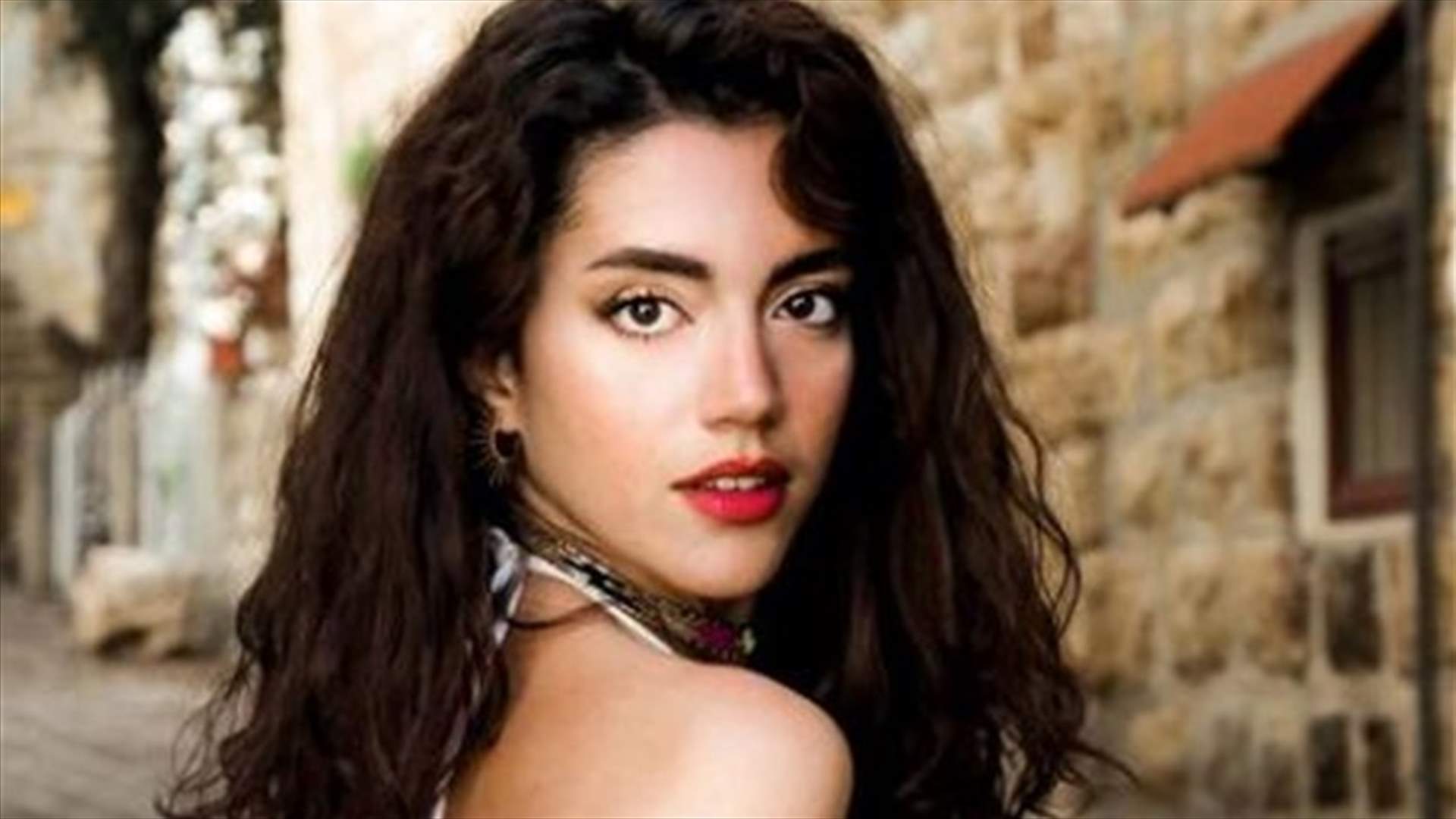 ستيفاني عطالله تظهر حليقة الرأس: "أنا مين؟" (فيديو)