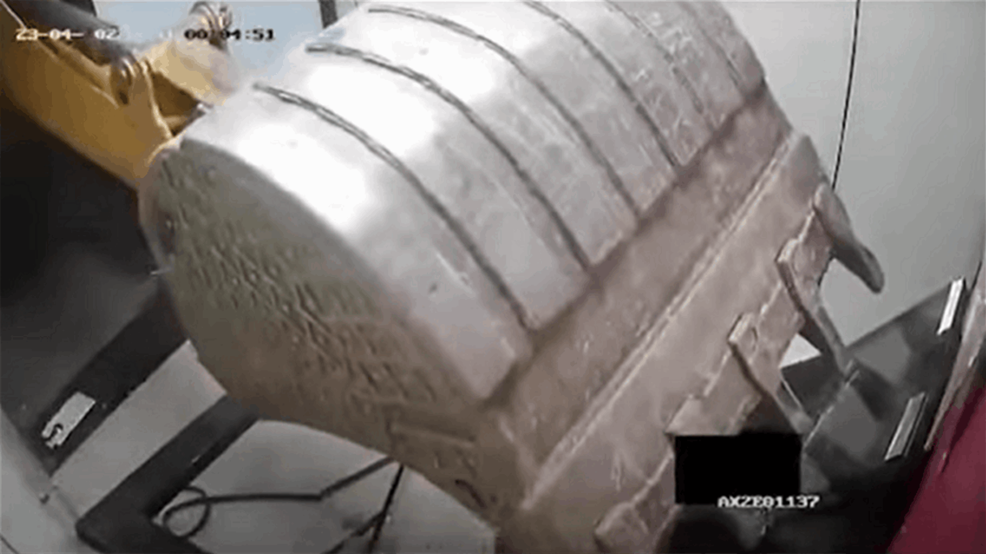 عملية سرقة من نوع آخر...لصوص يقتلعون صرافاً آلياً بحفارة (فيديو)