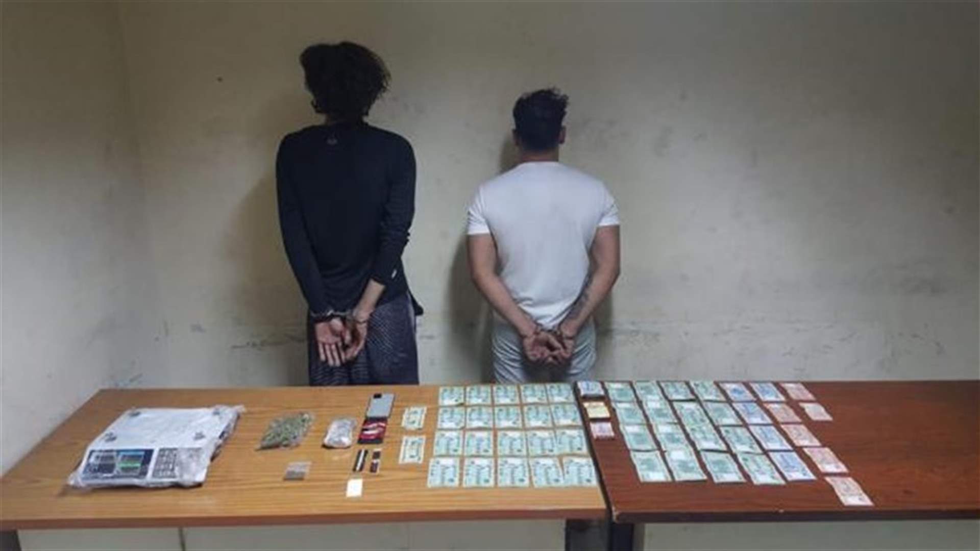 يروج المخدرات في مناطق عدة من جبل لبنان على متن الـ&quot;توك توك&quot;... وشعبة المعلومات تلقي القبض عليه وعلى أحد زبائنه