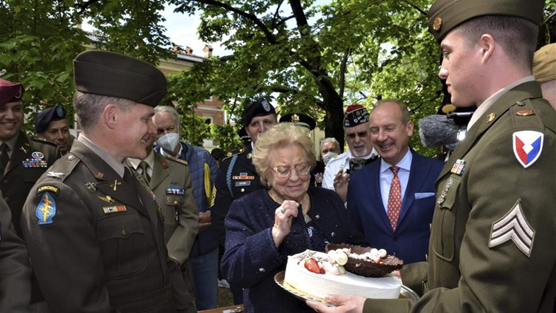بعد 77 عاماً... جنود أميركيون يعيدون كعكة عيد ميلاد لسيدة إيطالية!