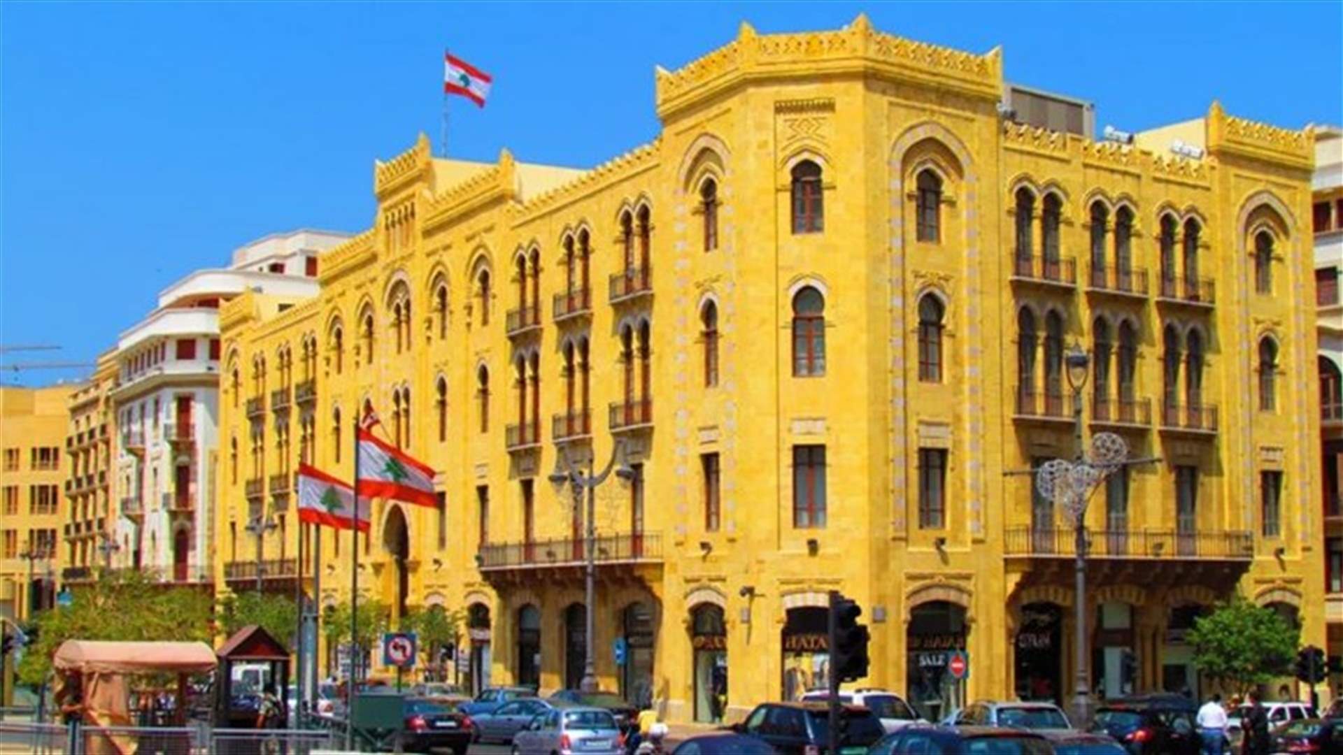 سقوط إحدى اعمدة الانارة في بيروت... والسبب إعلانات المرشحين