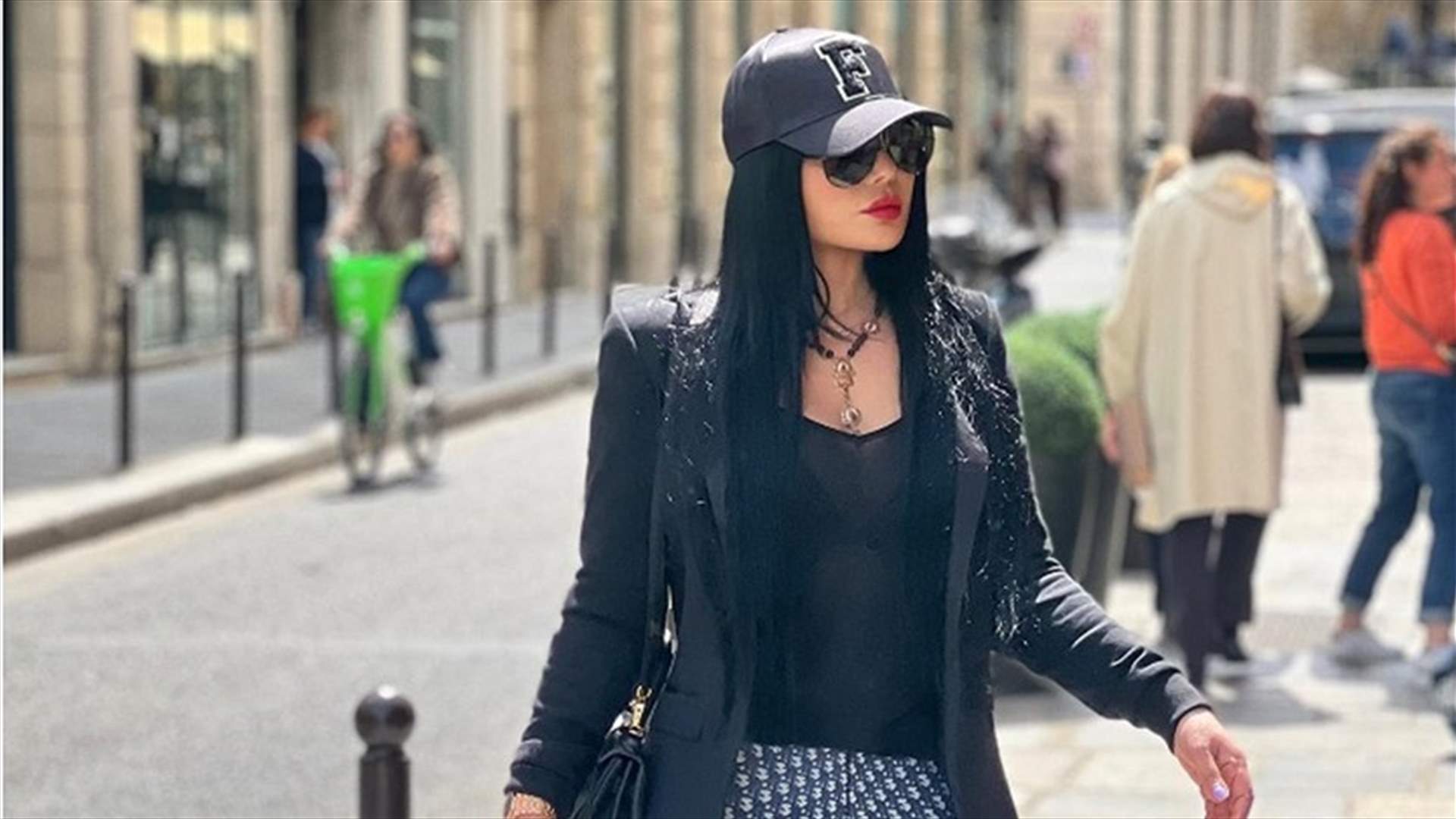 هيفاء وهبي تتجوّل في شوارع باريس.. والجمهور يغازلها: &quot;الأكثر أناقة&quot; (صور)