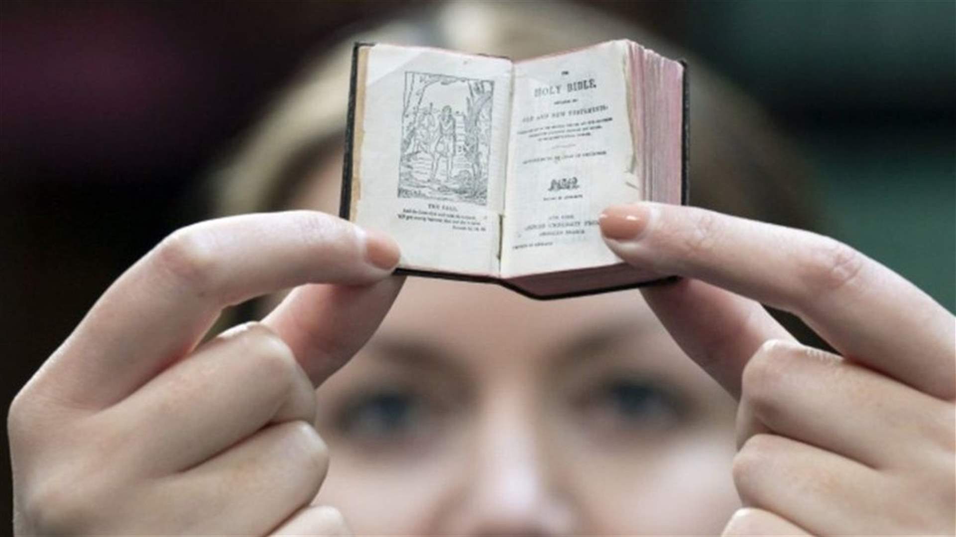 العثور على كتاب مقدس صغير في مكتبة بريطانية... هل هو الأصغر في العالم؟ (صورة)