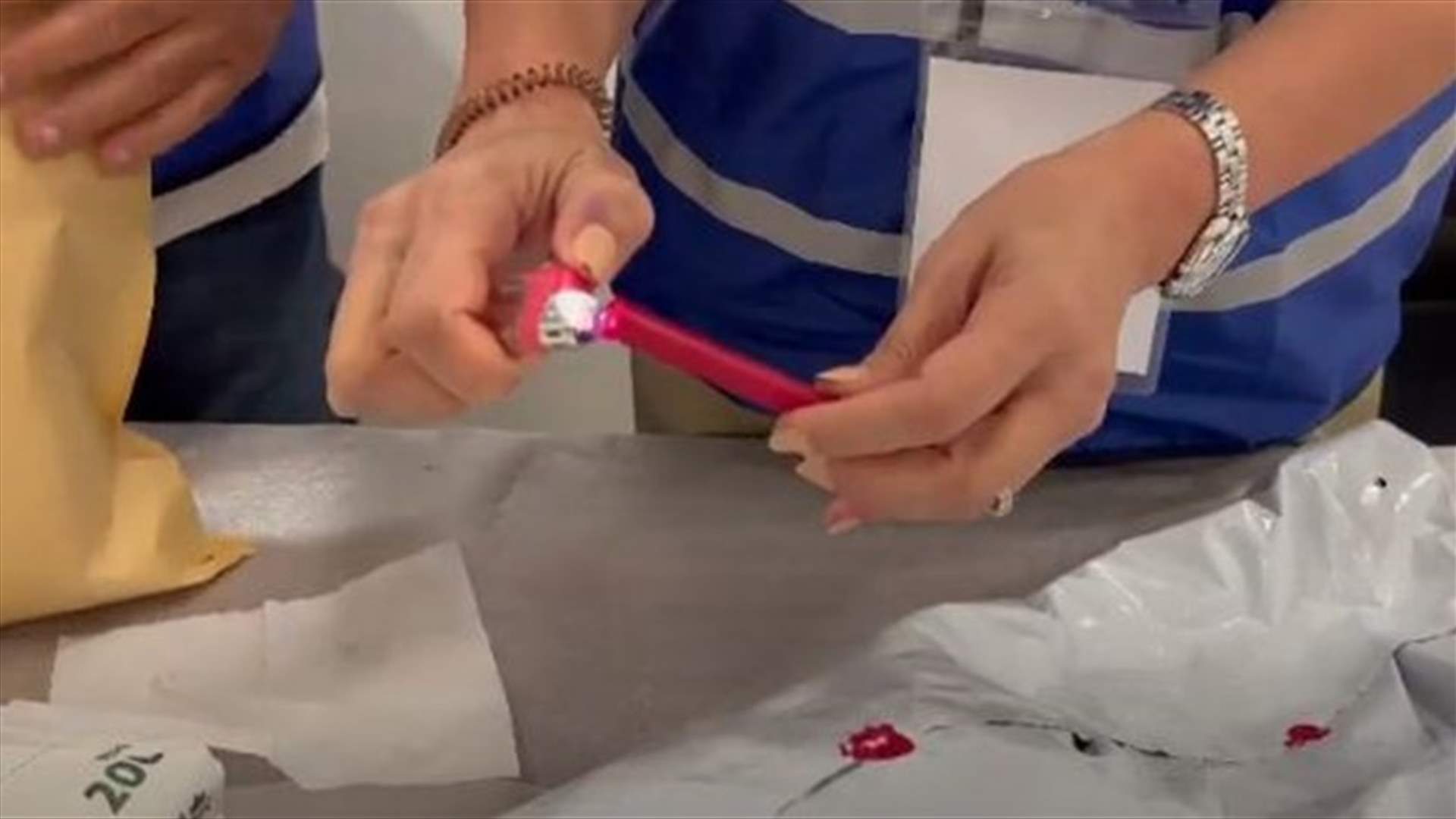 بعد اليوم الانتخابي الطويل.. ختم المغلفات بالشمع الاحمر (فيديو)