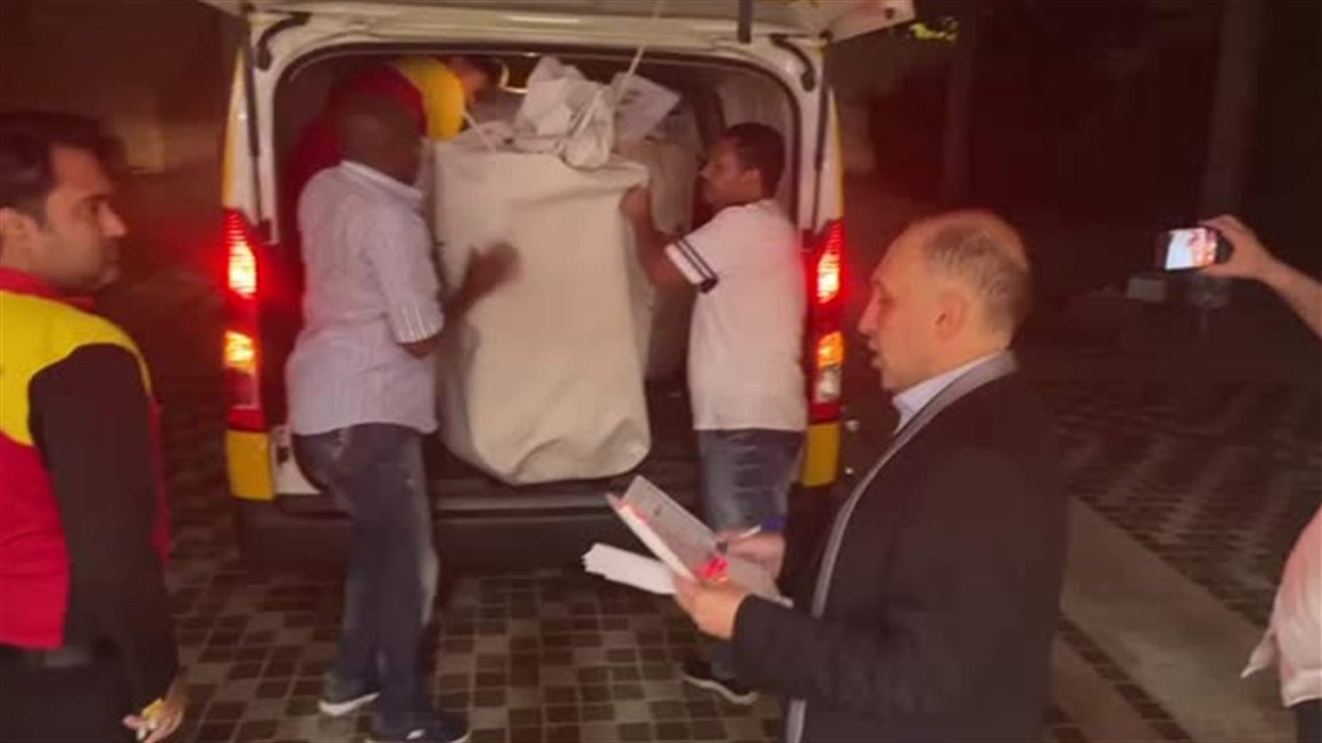 الحقائب الدبلوماسية التي تحتوي أصوات الناخبين اللبنانيين من السعودية في طريقها الى بيروت (فيديوهات)