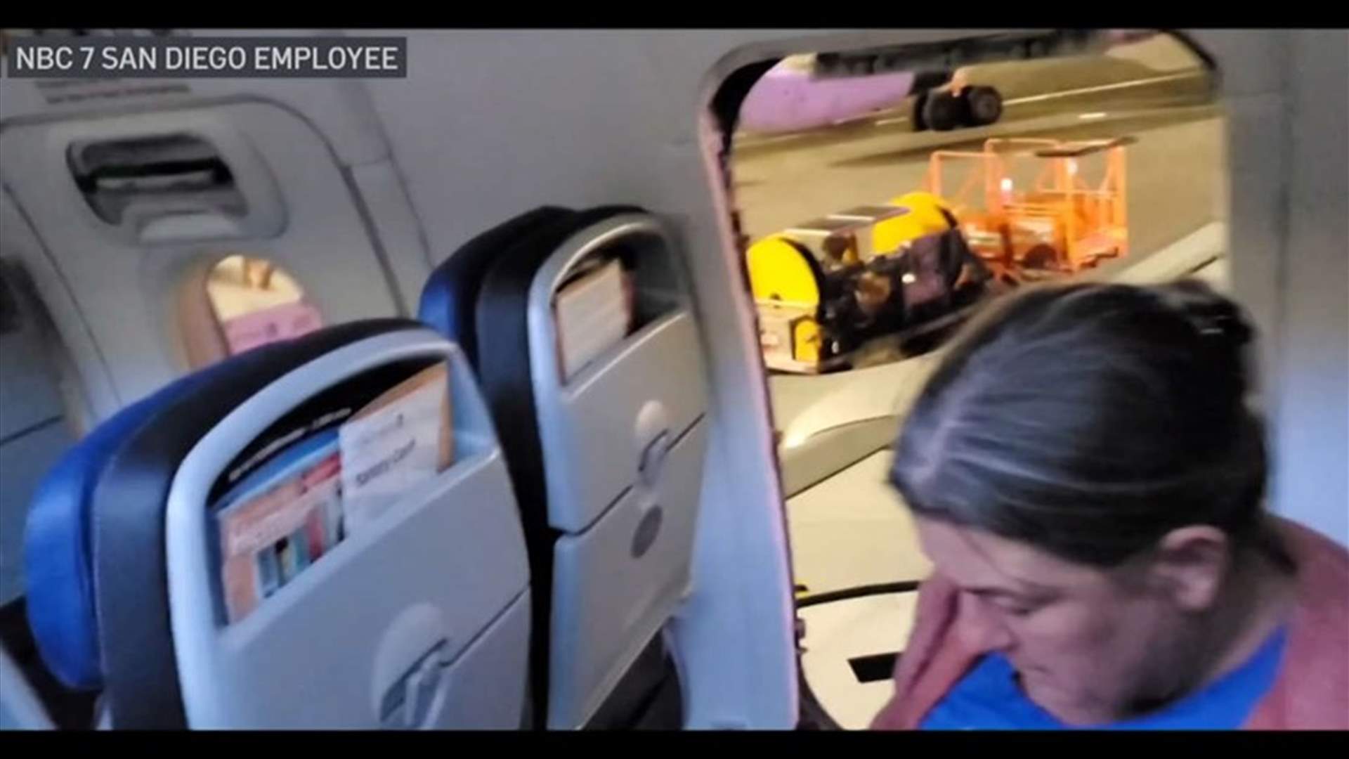 لحظات من الذعر... مسافر يفتح باب الطوارئ ويسير على جناح طائرة (فيديو)