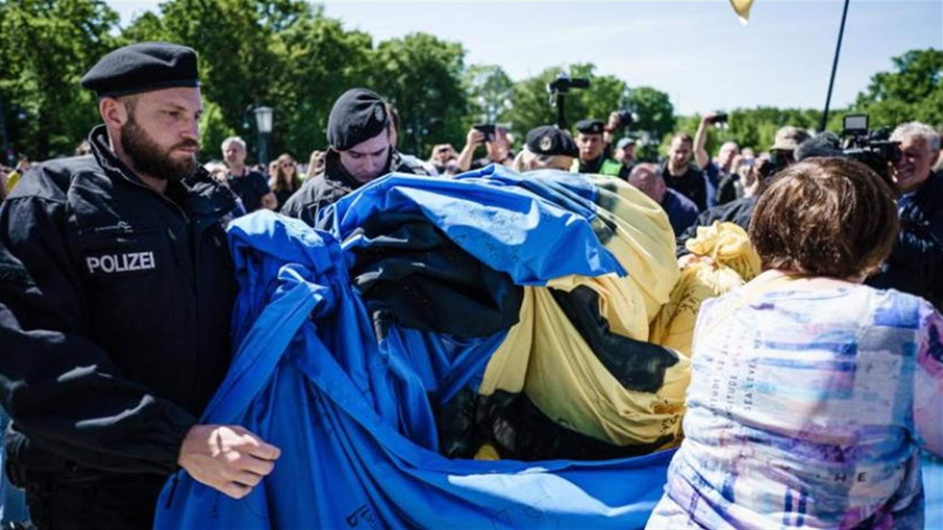 الشرطة الألمانية تأمر بسحب علم أوكراني ضخم خلال إحياء ذكرى 8 أيار وكييف تندد بـ"خطأ"