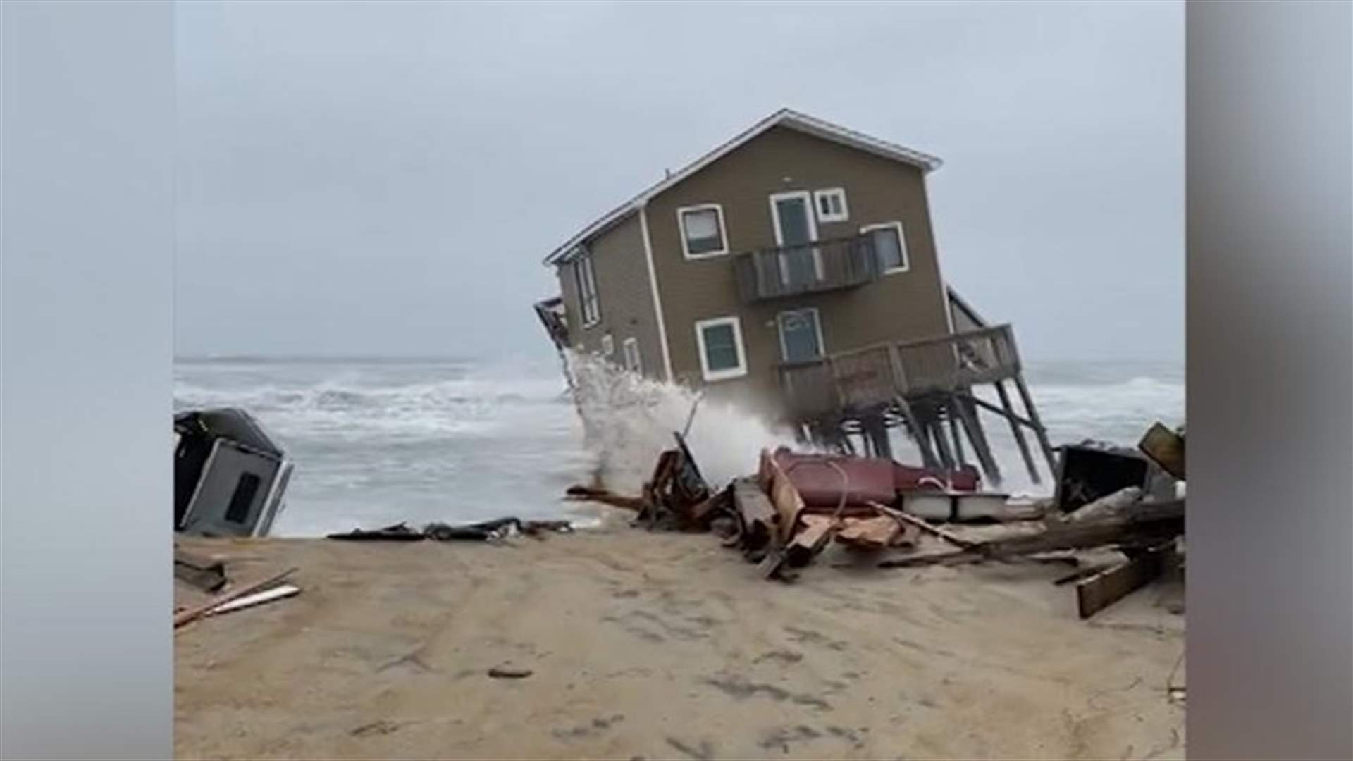 بسبب الأمواج العاتية... المحيط &quot;يبتلع&quot; منزلاً شاطئياً في ولاية أميركية! (فيديو)