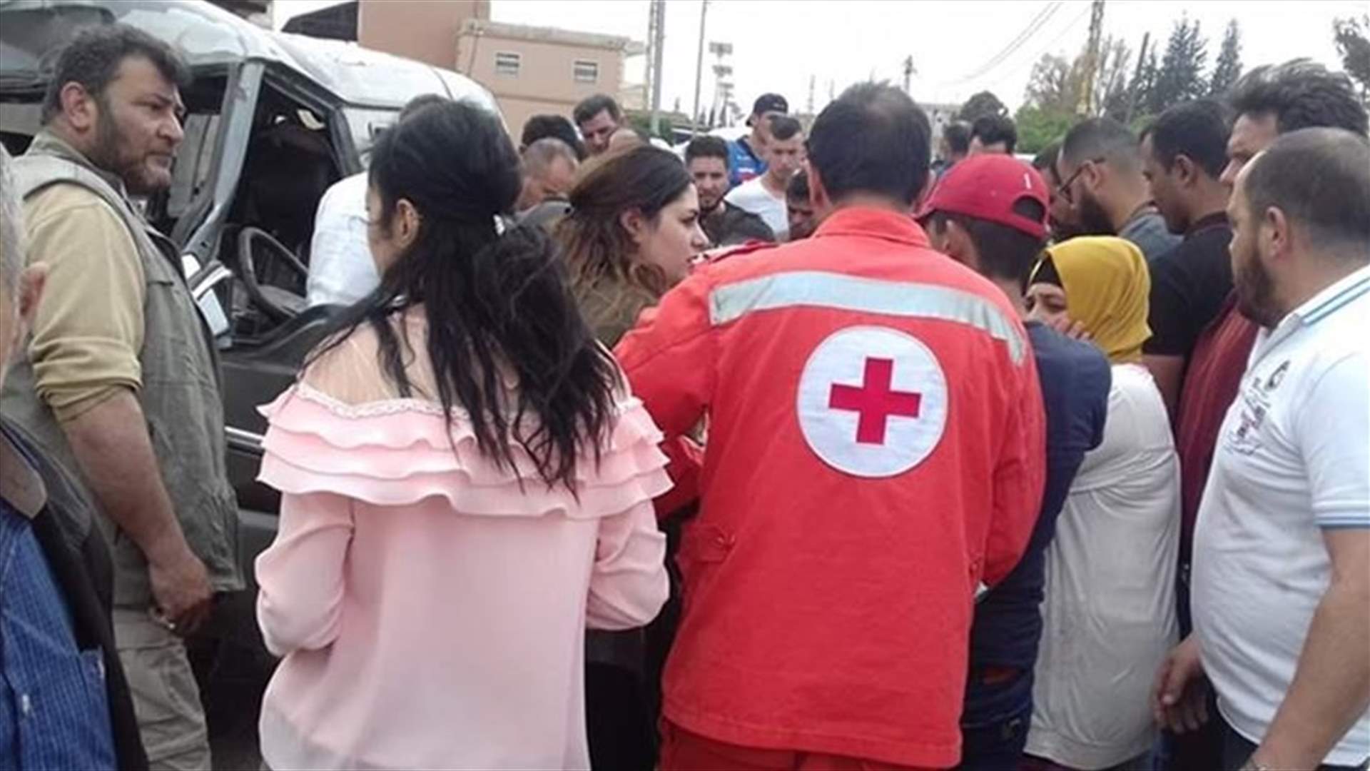 12 جريحا باصطدام فان بعمود إنارة وسيارة على طريق الهرمل