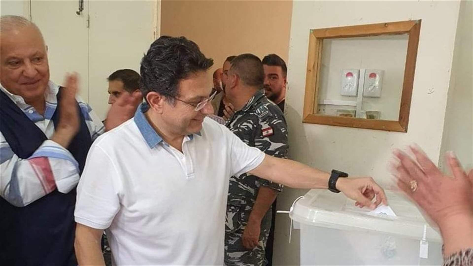 النائب فريد هيكل الخازن يدلي بصوته في كسروان