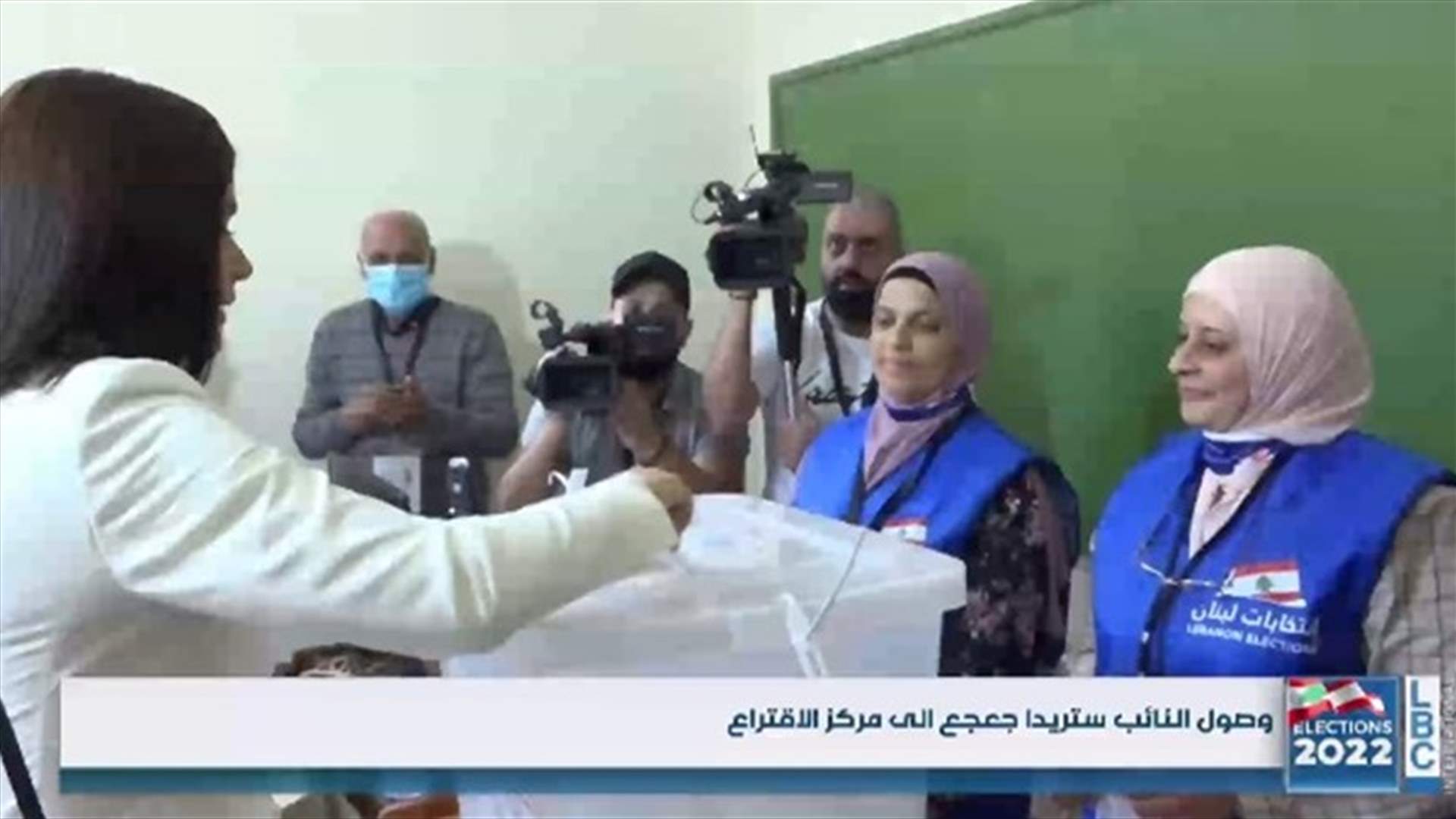 النائبة ستريدا جعجع تدلي بصوتها في هذه الاثناء في بشري