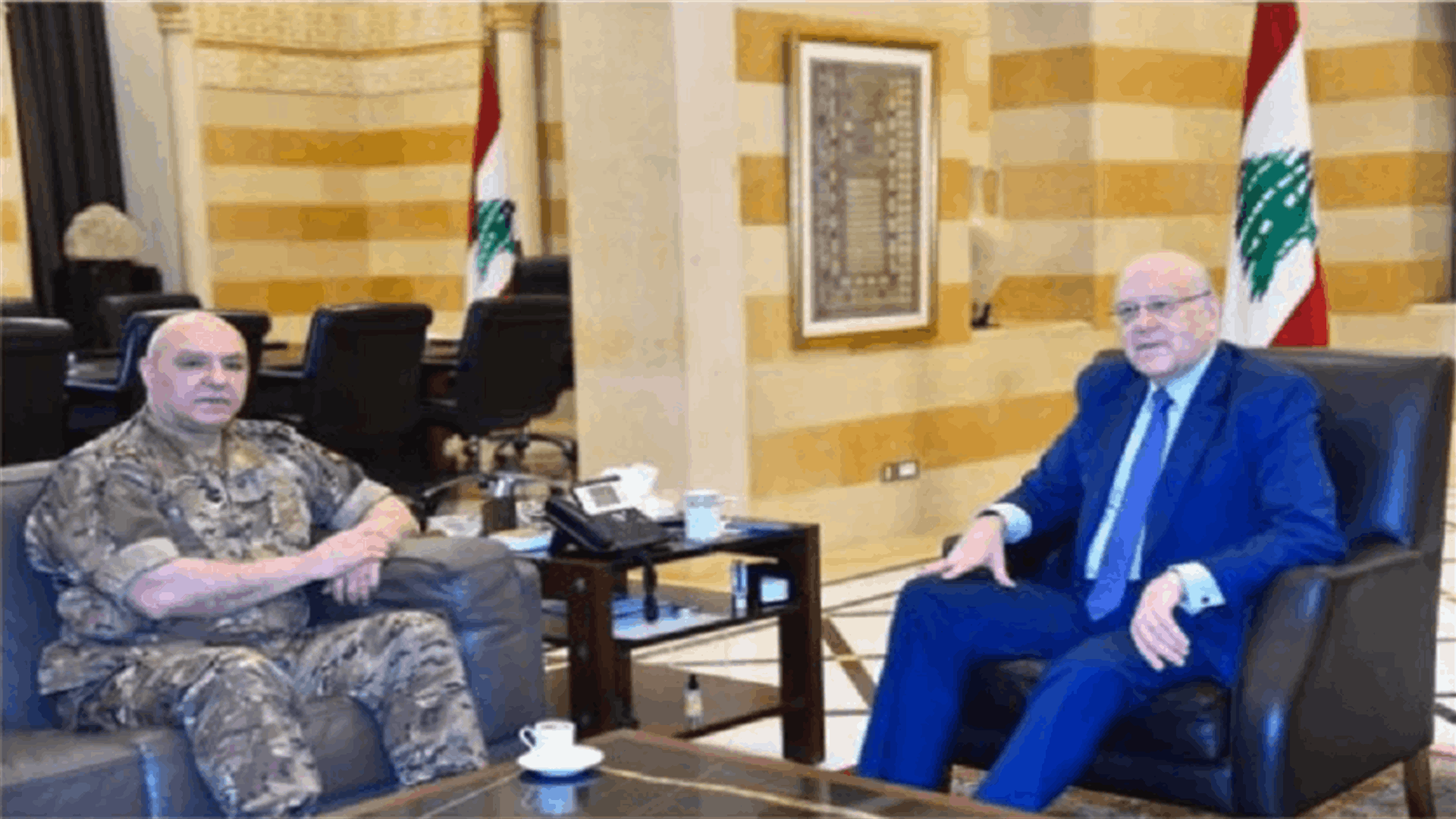رئيس مجلس الوزراء نجيب ميقاتي اجتمع مع قائد الجيش العماد جوزاف عون في السرايا