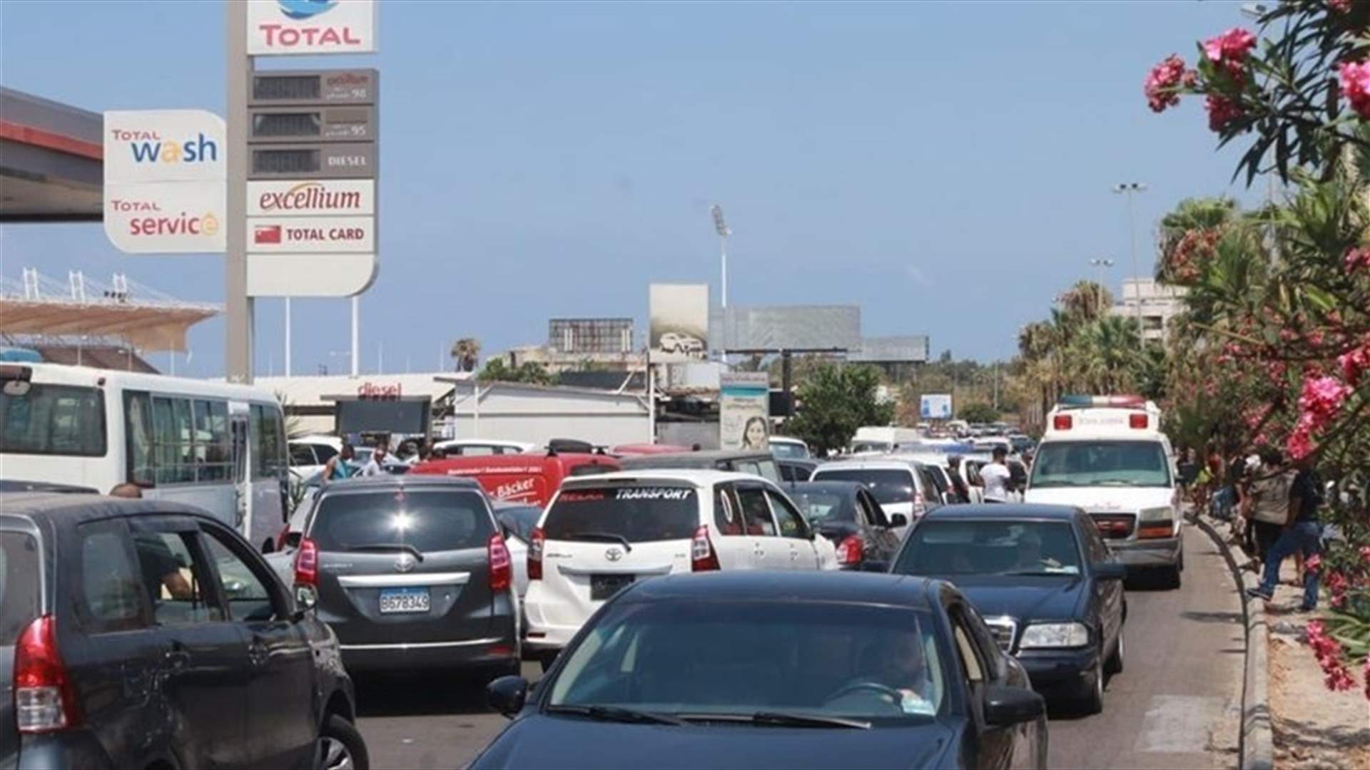 Long queues at filling stations in Sidon