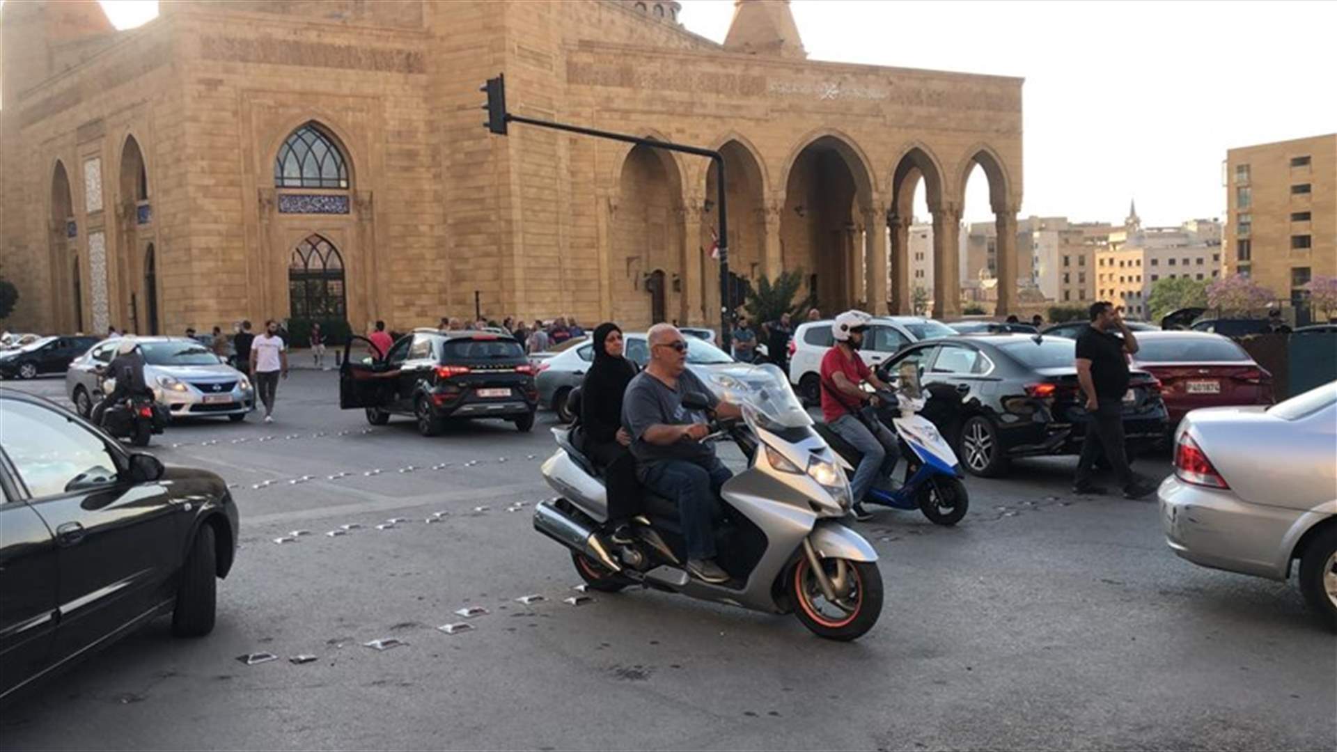قطع الطريق في بيروت احتجاجا على الغلاء وارتفاع سعر صرف الدولار...