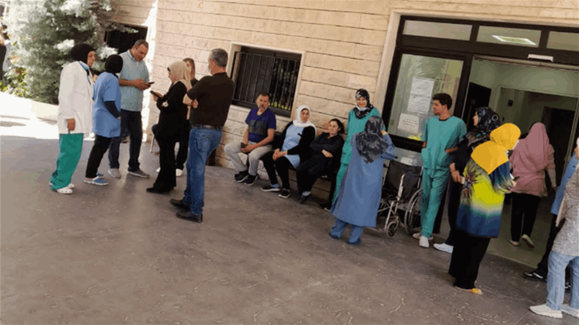 إعتصام رمزي لموظفي مستشفى بنت جبيل الحكومي