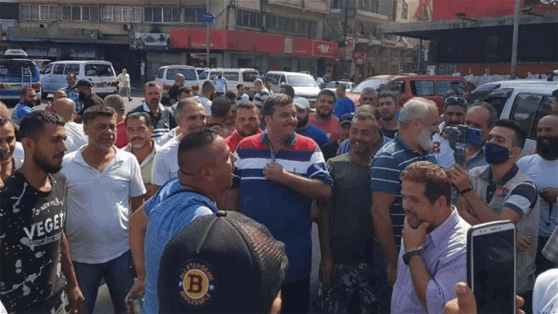 وقفة إحتجاجية لموظفي وعمال بلدية طرابلس لعدم صرف مستحقاتهم بالدولار على أساس سعر منصة صيرفة