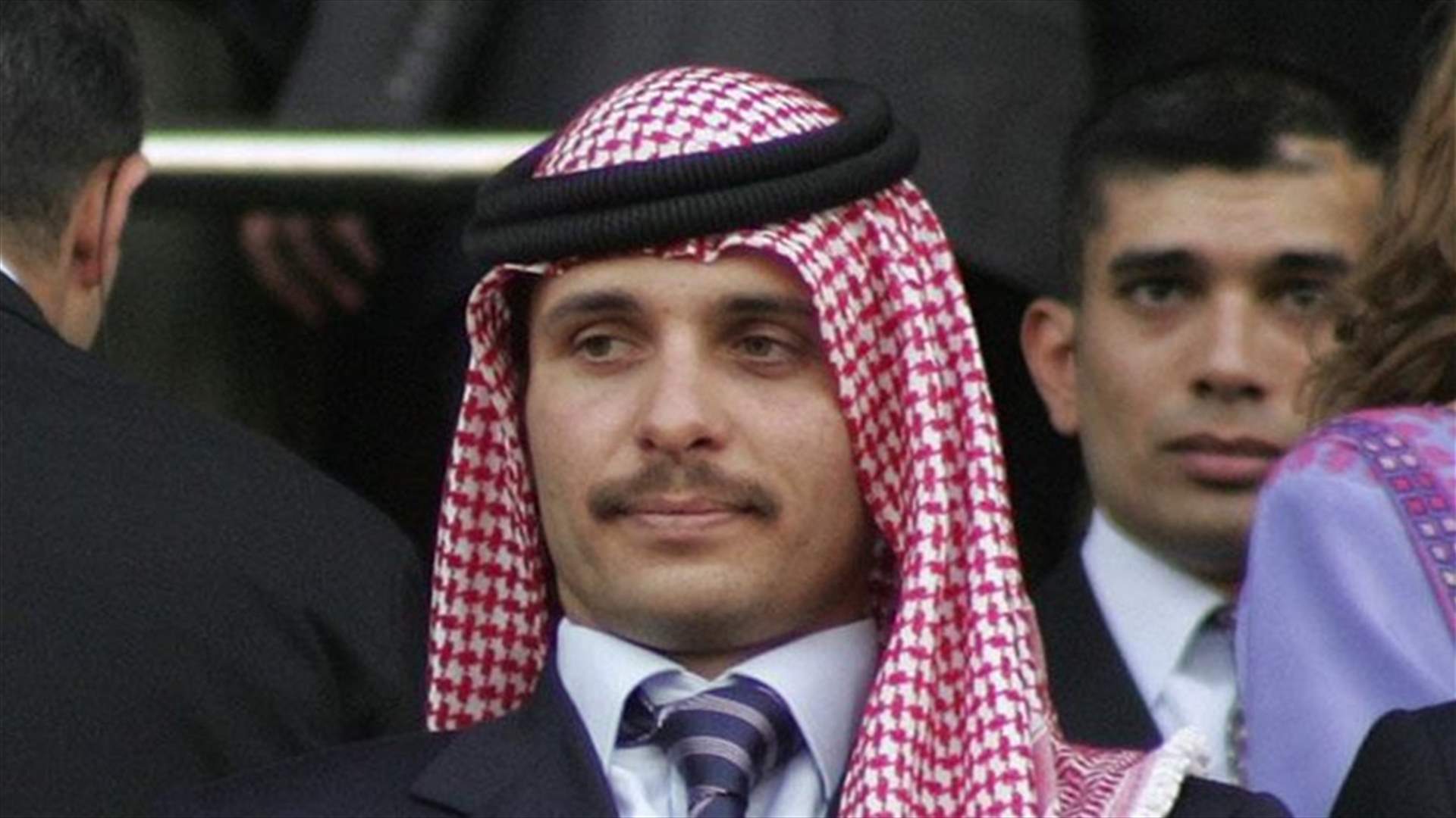 العاهل الأردني يعلن &quot;تقييد اتصالات وتحركات وإقامة&quot; ولي العهد السابق الأمير حمزة