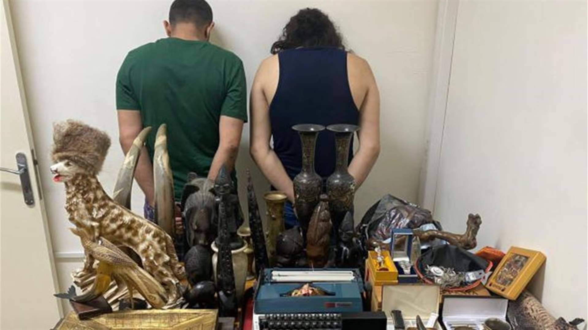 تحف وأثاث مسروقة... هل من يعرف لمن تعود؟