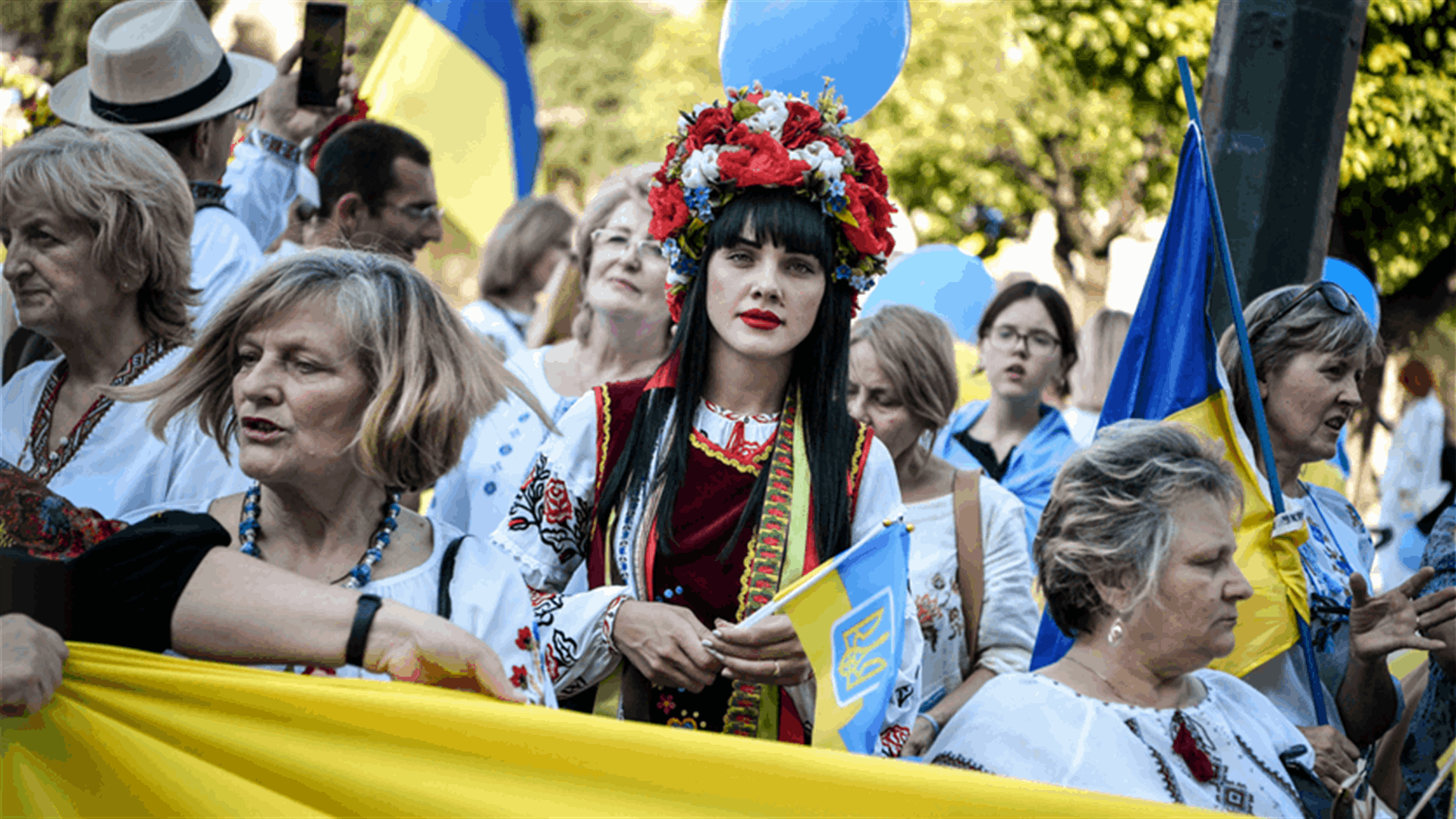 باللباس التقليدي... لاجئون أوكرانيون يتظاهرون في أثينا