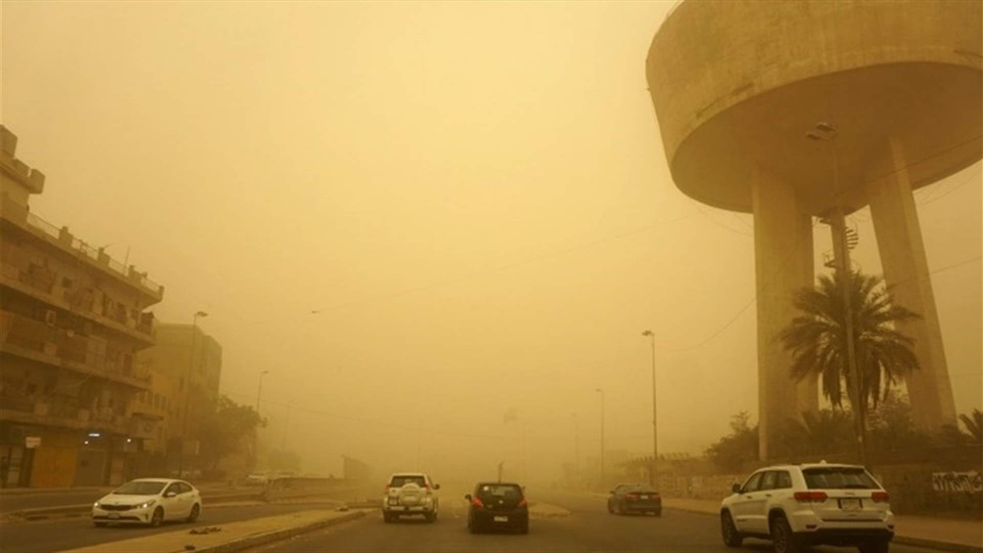 عاصفة ترابية جديدة في العراق تعطّل الملاحة الجوية وتدخل ألف شخص المستشفى