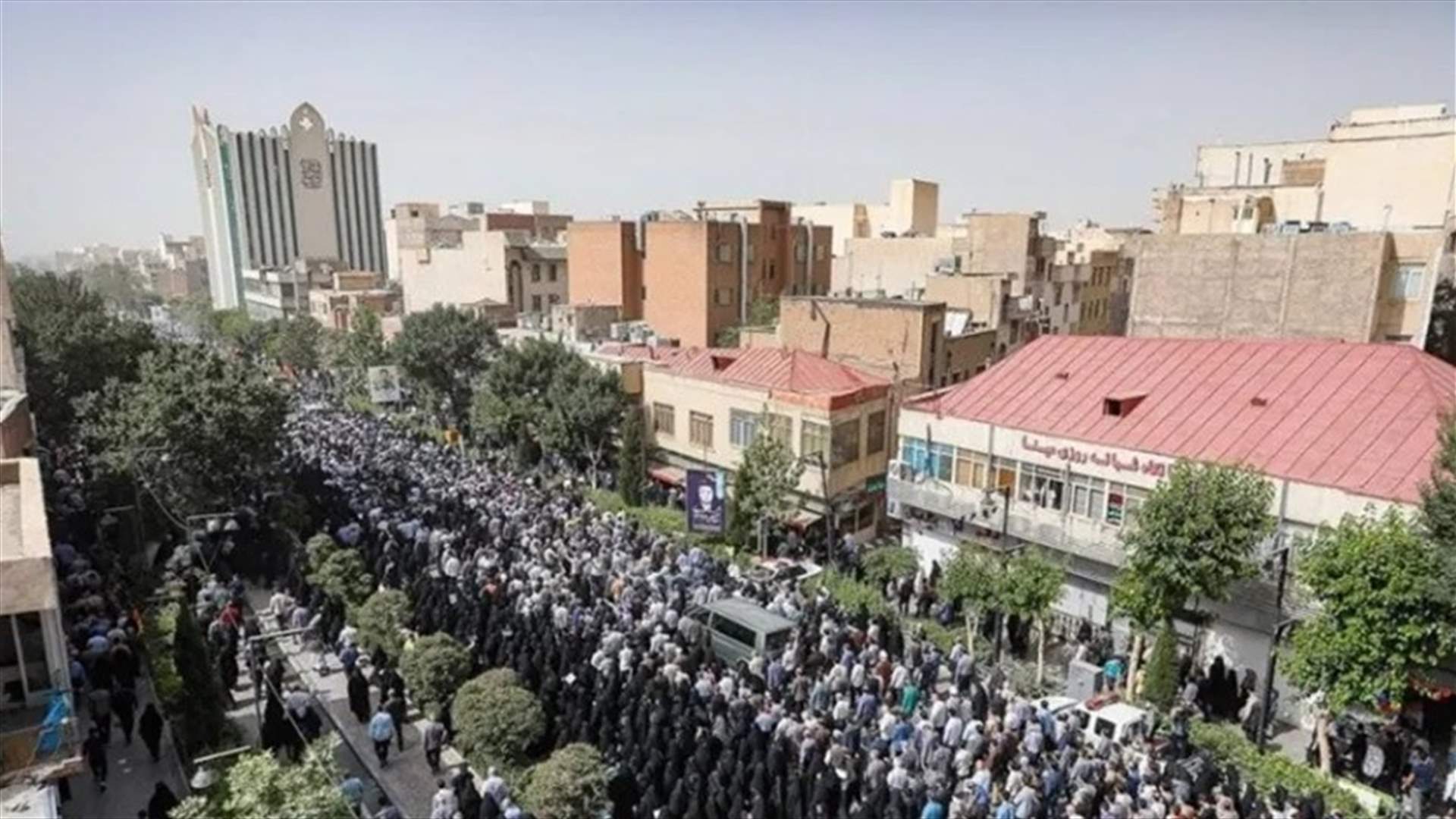 آلاف يشاركون في مراسم تشييع العقيد صياد خدائي في طهران