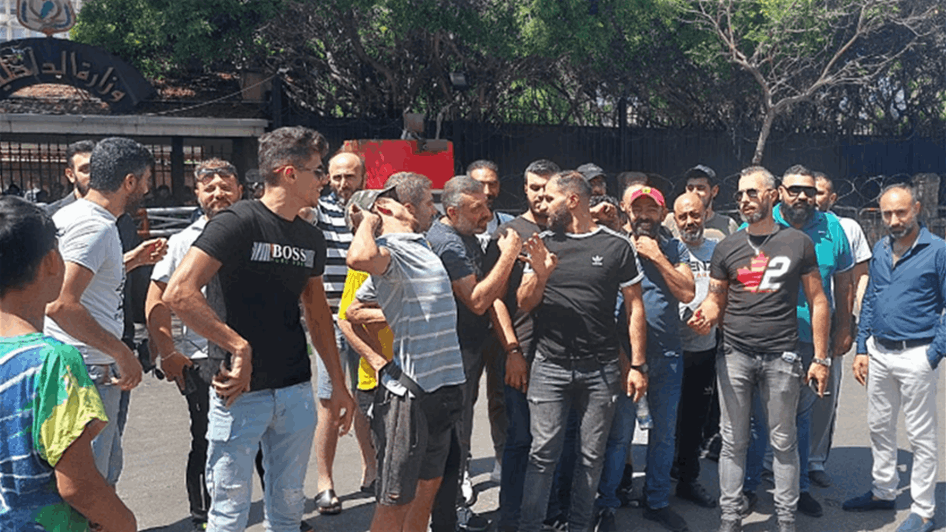 السائقون العموميون فتحوا الطريق أمام الداخلية بعد اعتصامهم مطالبين بايقاف اللوحات الخصوصية والتطبيق الخاص بالدراجات