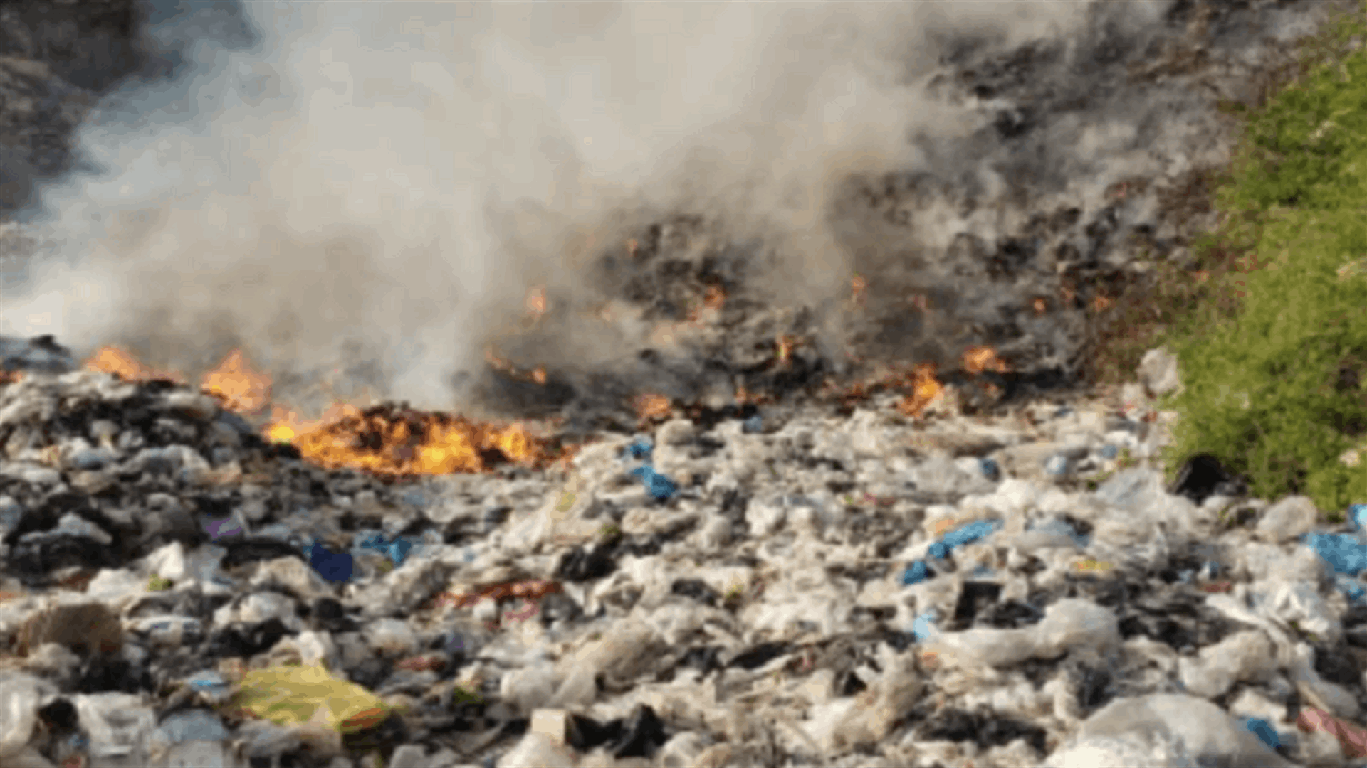 حريق في مكب نفايات في وادي بلدة مشمش العكارية