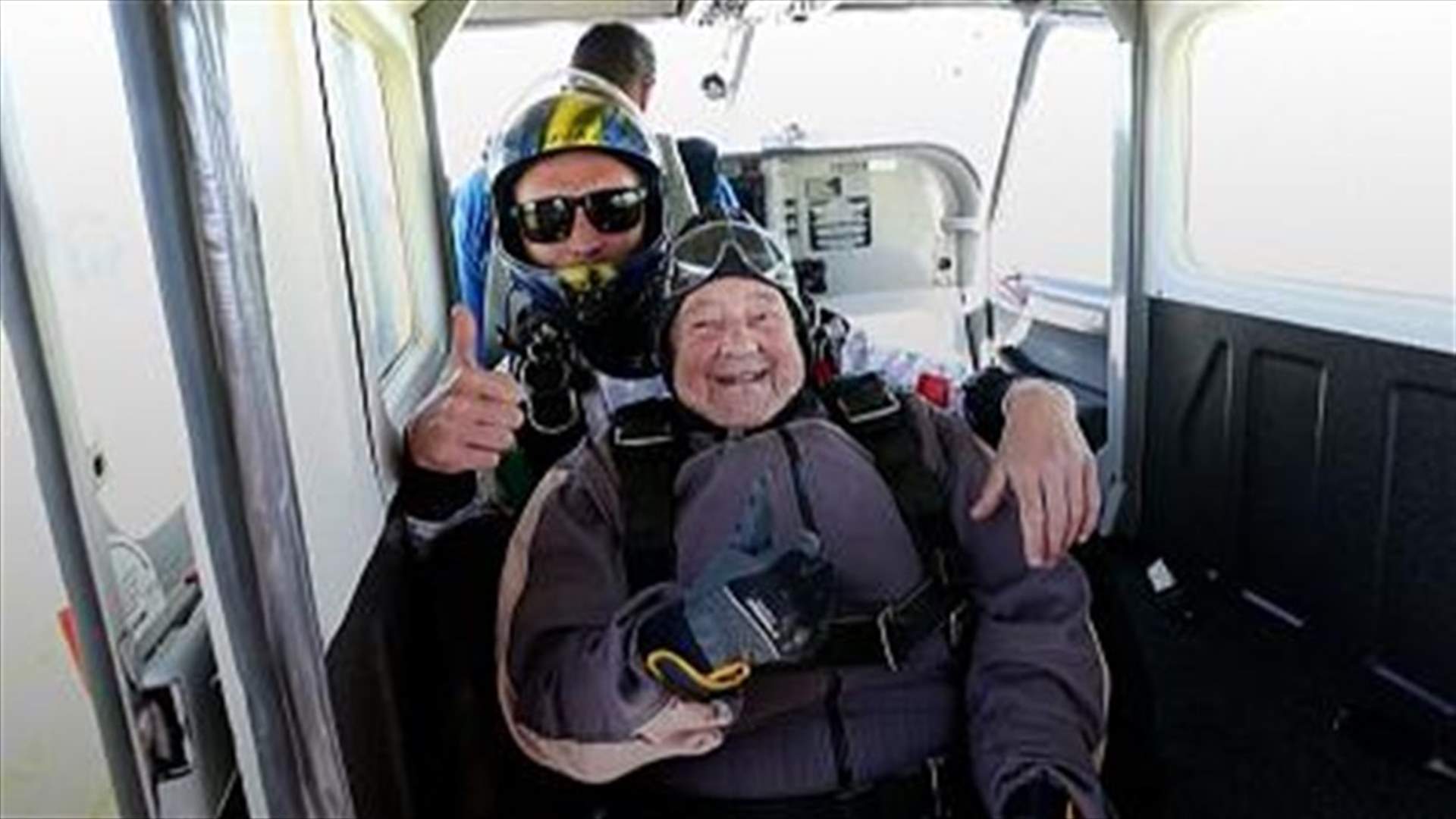 العمر مجرد رقم...سويدية عمرها 103 أعوام تحطم الرقم القياسي للقفز الثنائي بالمظلة