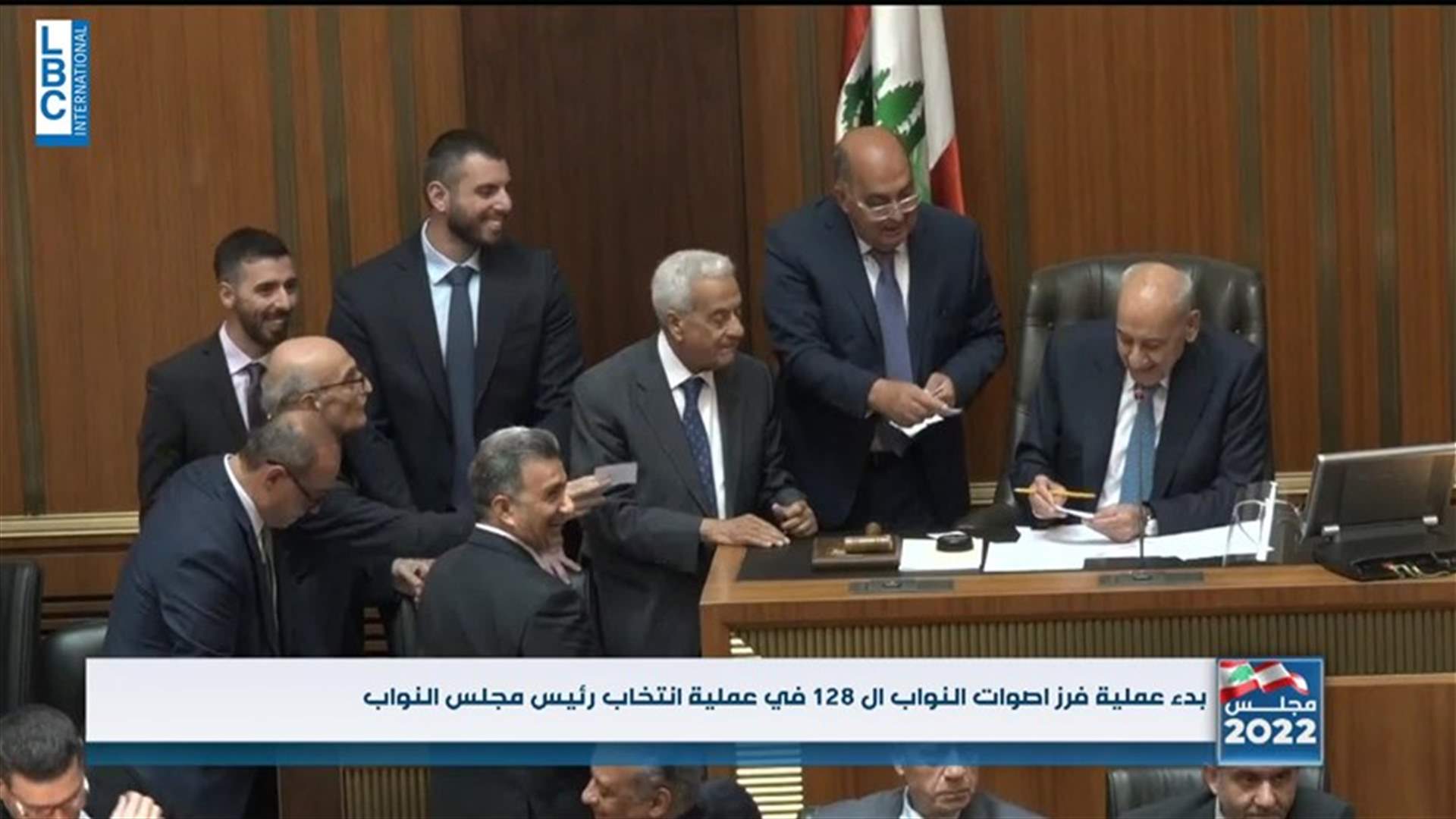 سجال بين بري وعدد من النواب على خلفية رفضه قراءة الأوراق الملغاة (فيديو)