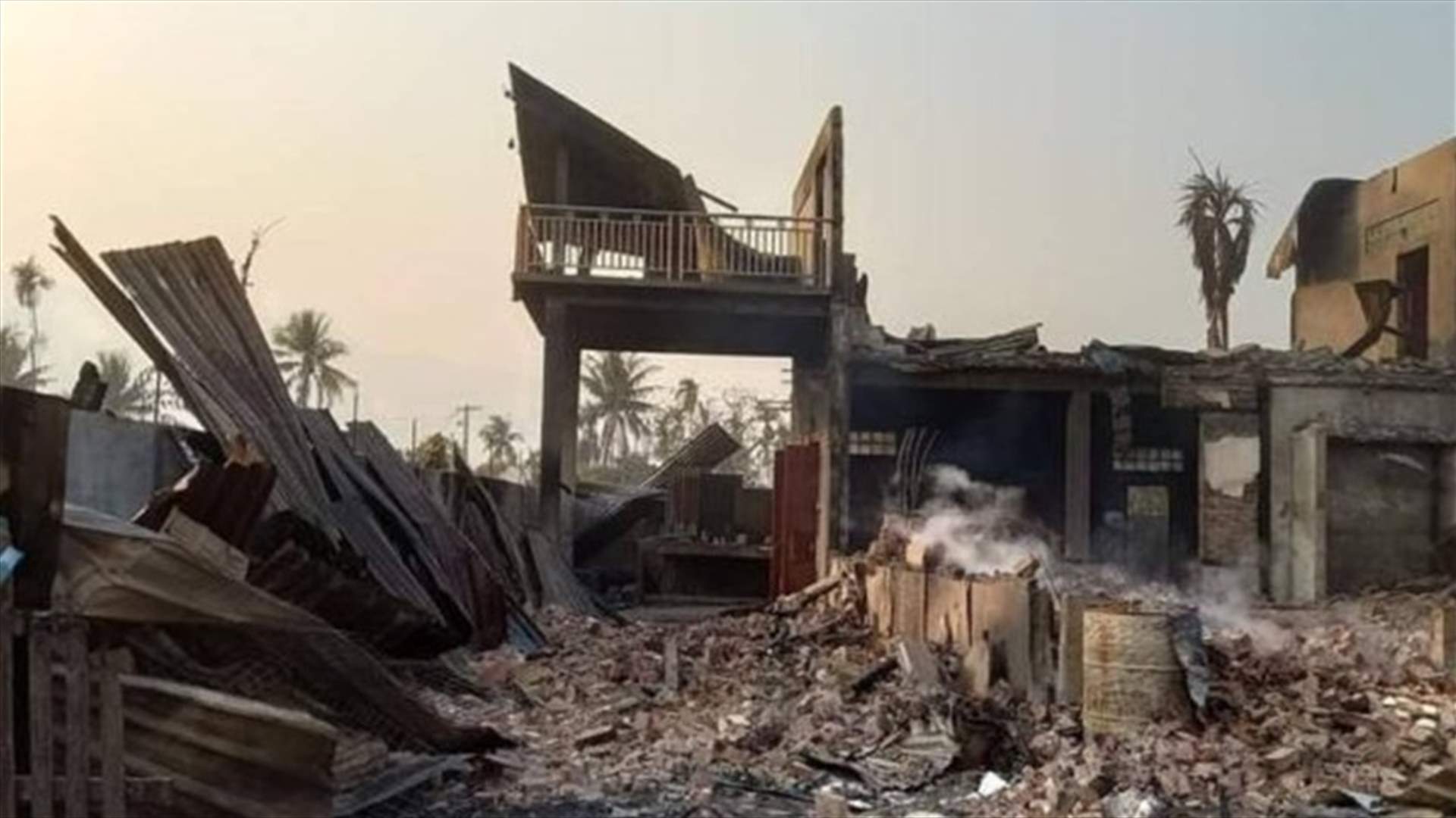 سكان يتهمون الجيش باحراق مئات المنازل في شمال بورما