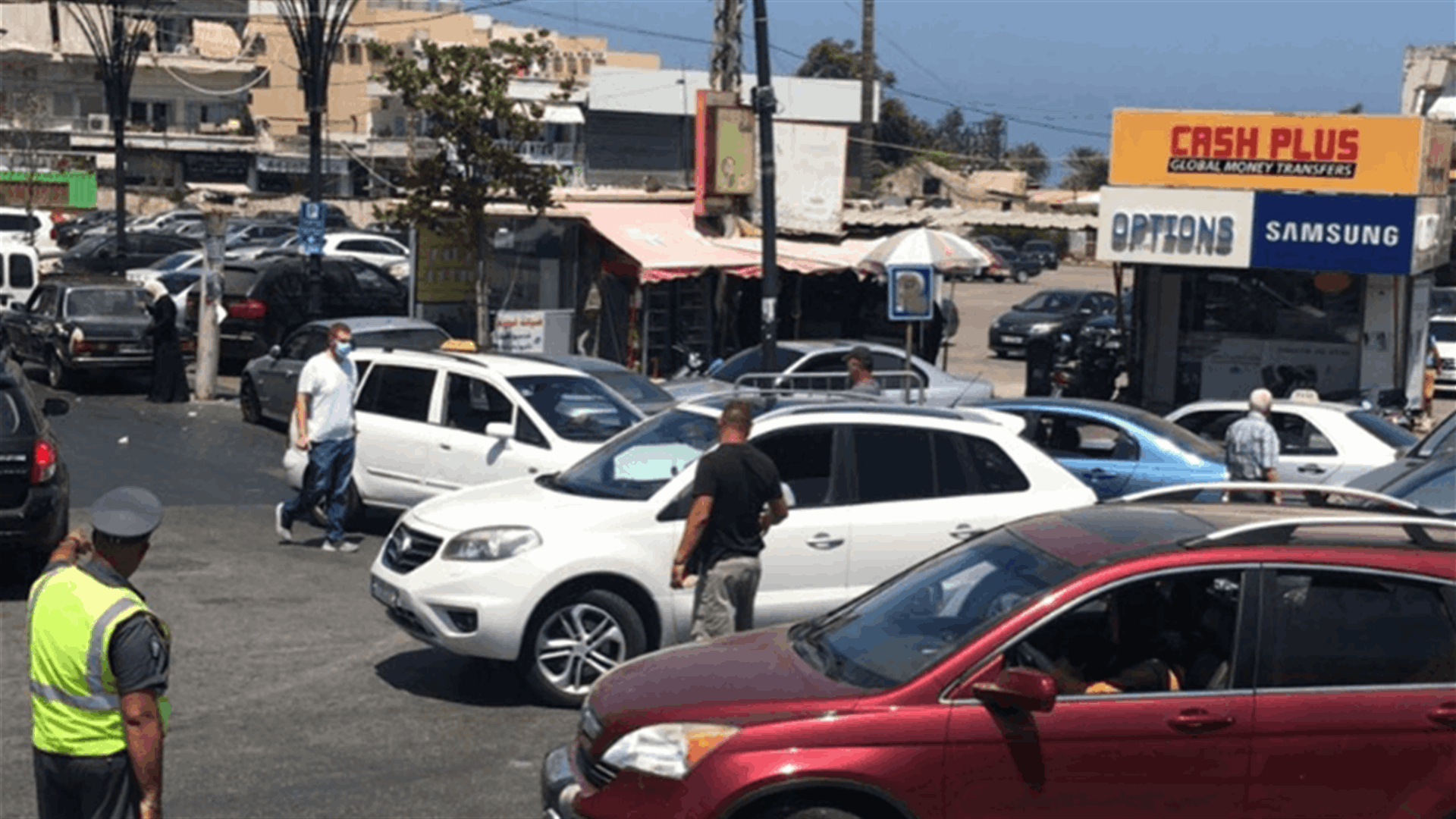 الوكالة الوطنية: عدد من سائقي السيارات العمومية في صيدا قطع الطريق عند ساحة النجمة لبعض الوقت احتجاجا على ارتفاع أسعار المحروقات