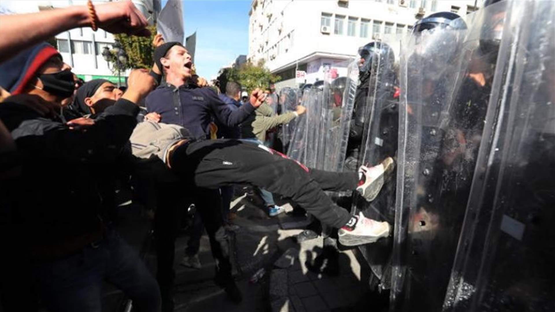 صدامات في تونس بين الشرطة ومحتجين على استفتاء دستوري