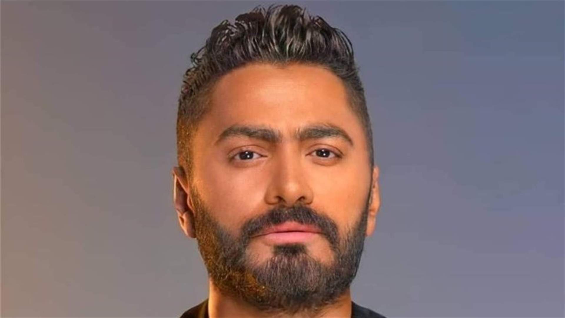 أثناء تأديته أغنية &quot;بحبك&quot;... تامر حسني يحتضن زوجته وابنتيه على المسرح (فيديو)