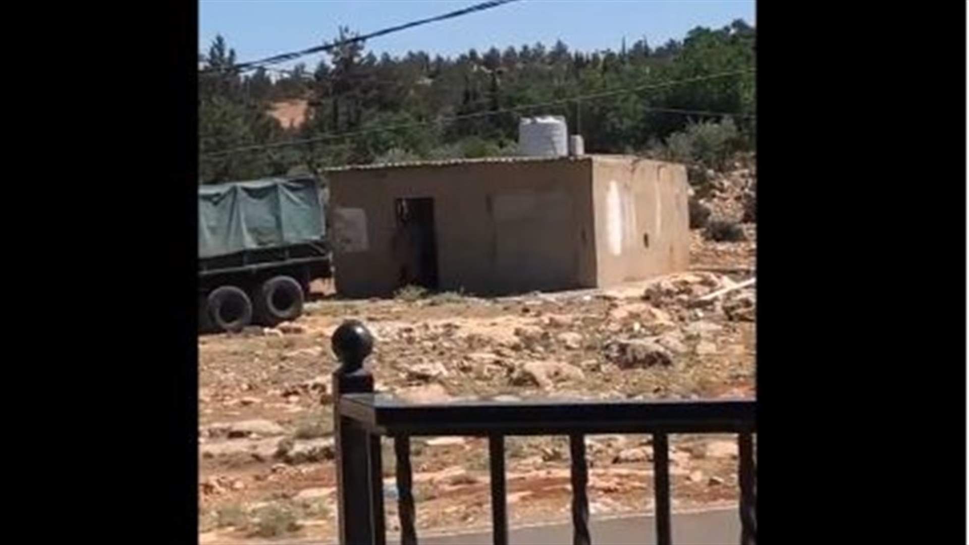 الجيش يضبط معملاً لتصنيع المخدرات ويصادر محتوياته خلال عمليات الدهم في الشراونة (فيديو)