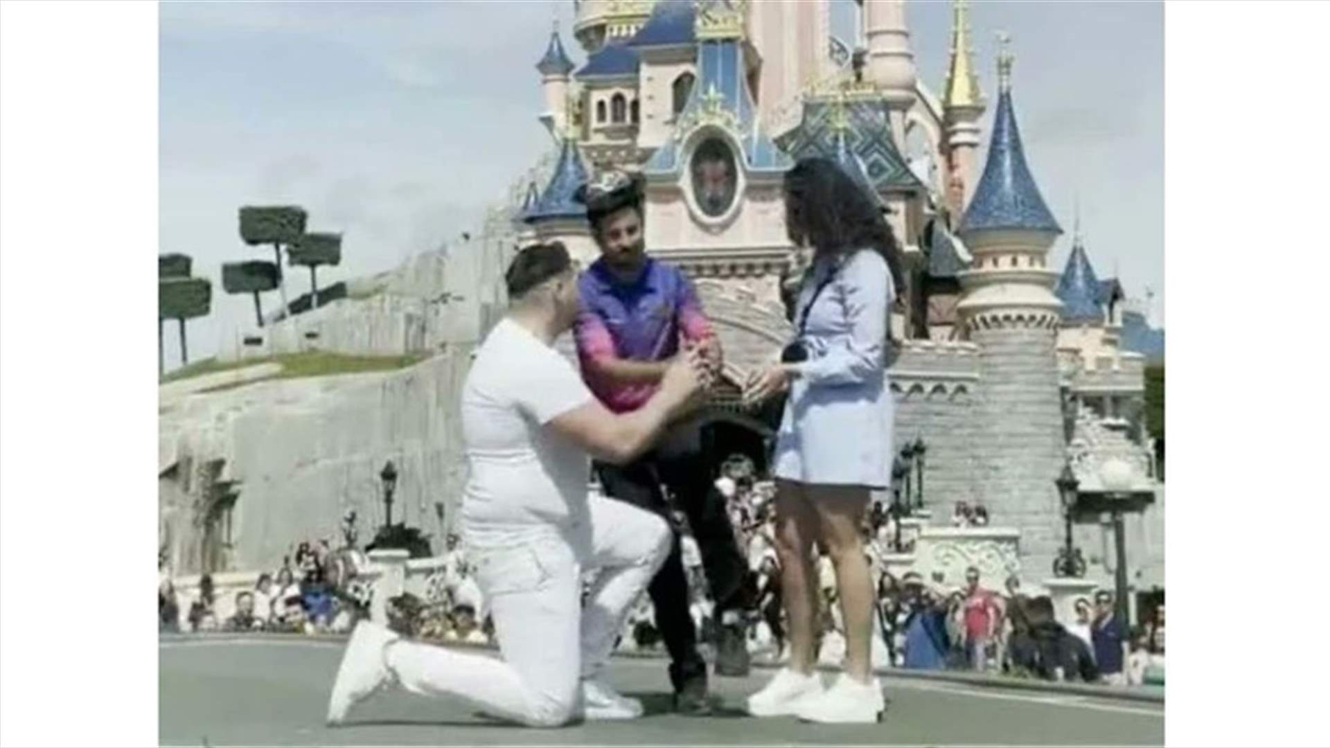 موظف في &quot;ديزني&quot; أفسد عرض زواج... شاهدوا ماذا فعل في اللحظة الحاسمة!
