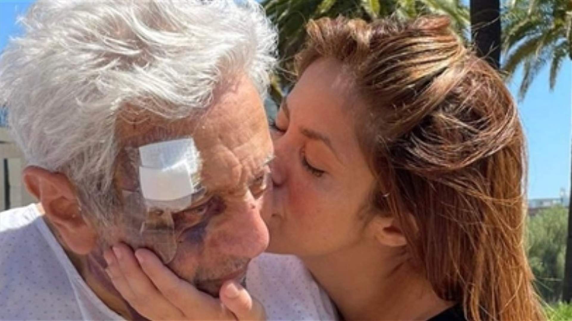 بعدما كَثُرت الشائعات... شاكيرا تنشر صورة مع والدها لتوضح حقيقة دخولها المستشفى