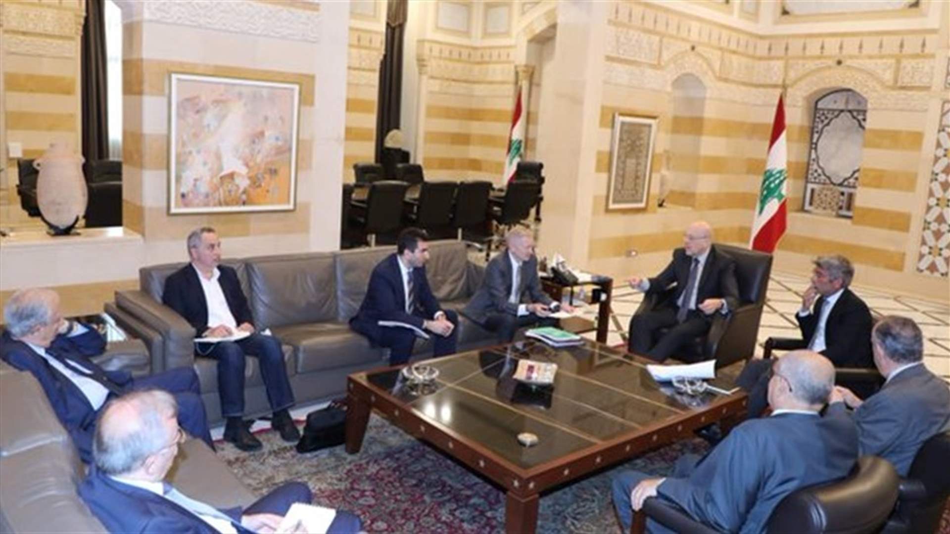 بحث في ملف الكهرباء في السراي