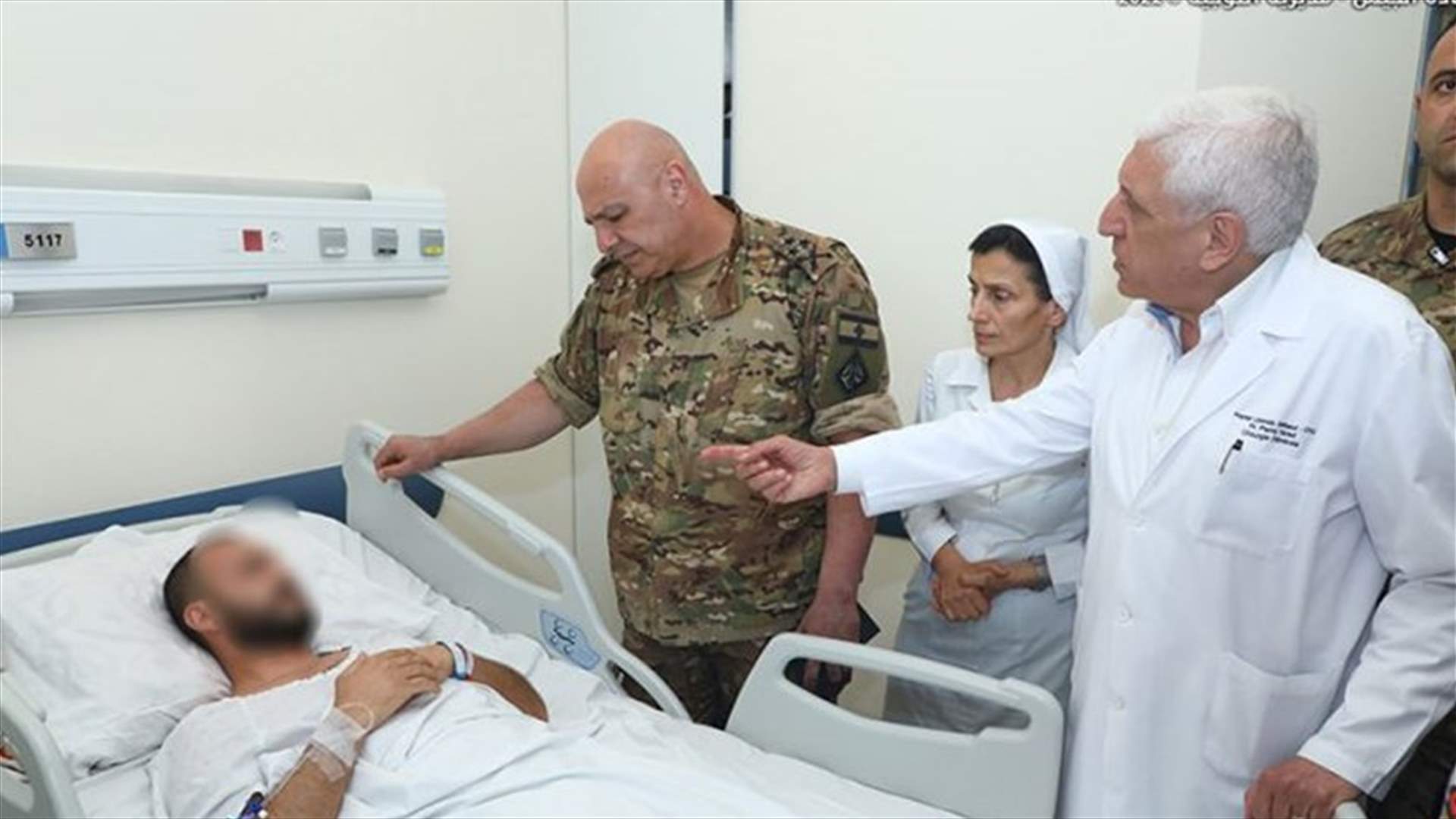 قائد الجيش يزور العسكريين الذين أصيبوا في منطقة الشراونة: دماء الشهداء والجرحى لن تذهب سدى
