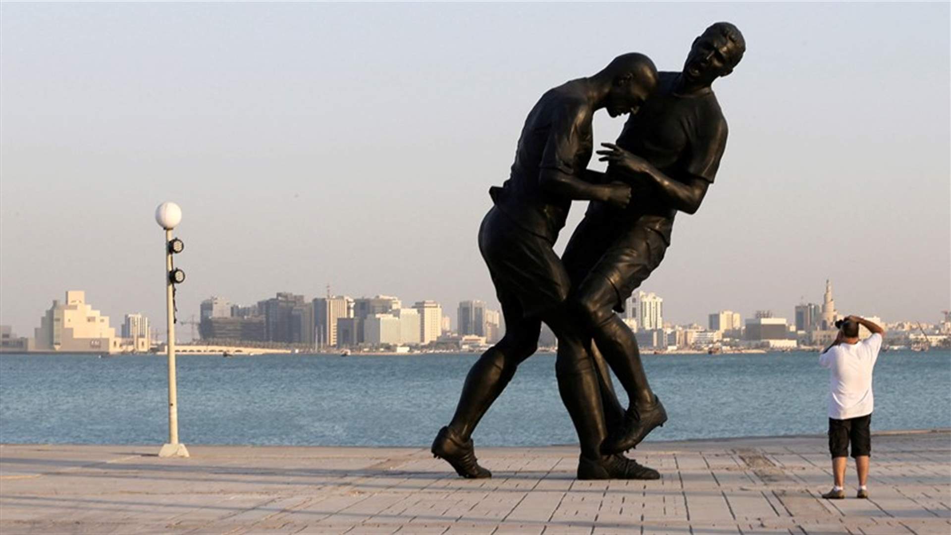 بعد إزالته عام 2013...  قطر تُعيد تثبيت تمثال &quot;نطحة رأس&quot; زيدان  في المتحف الرياضي