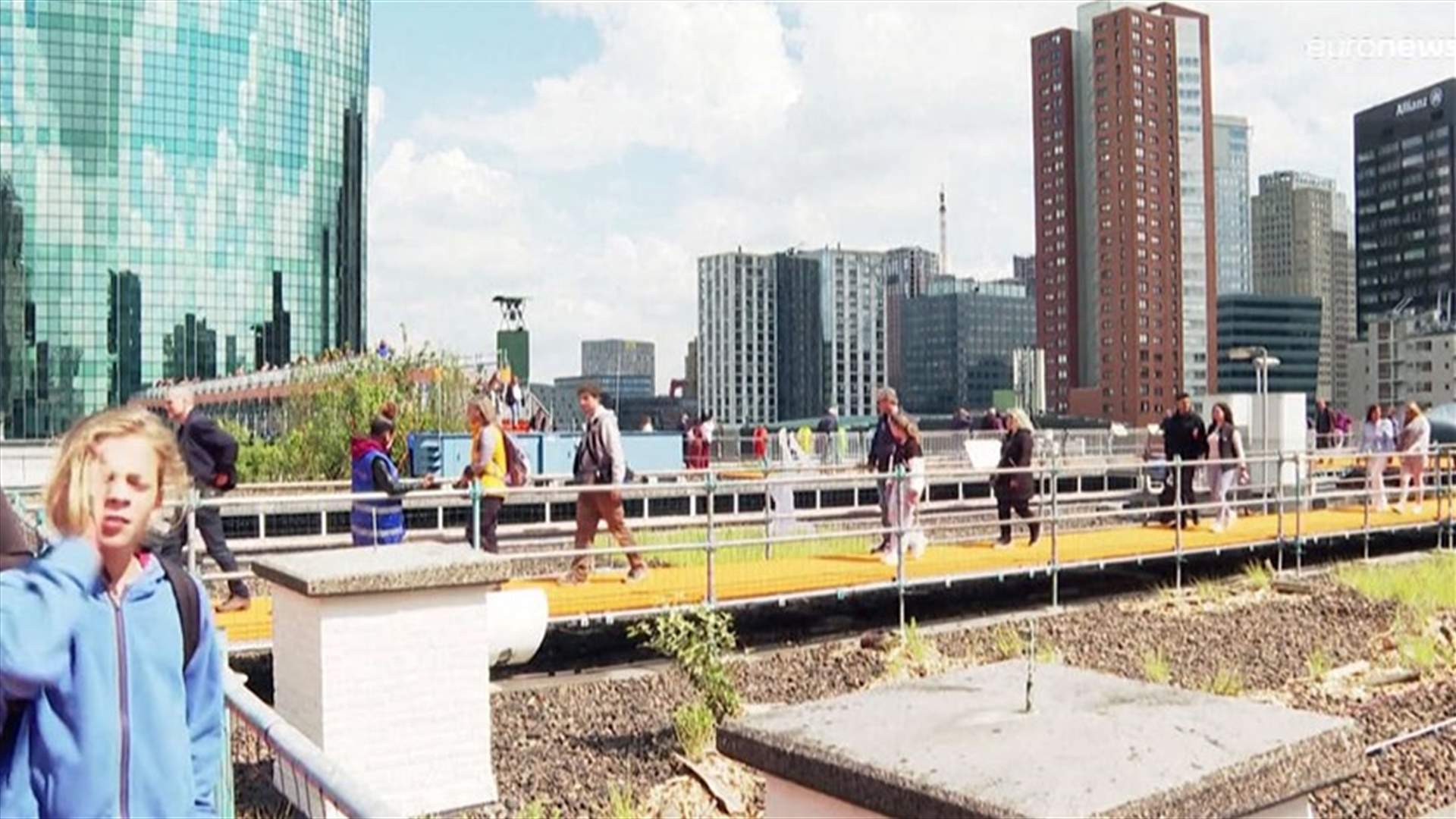 لمواجهة ندرة المساحات الحضرية... مدينة هولندية تُخطط لـ&quot;مشروع قرية&quot; على سطوح المدينة (فيديو)