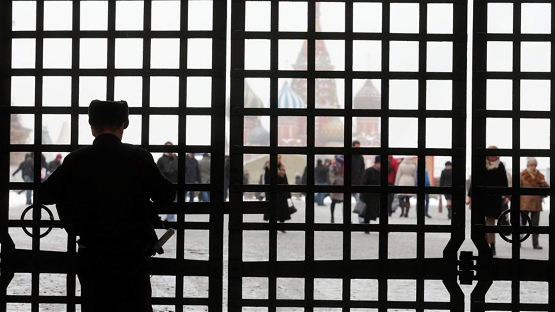&quot;أوقفوا الحرب&quot;... محكمة روسية تأمر باعتقال كاتب خيال علمي لمعارضته حرب أوكرانيا