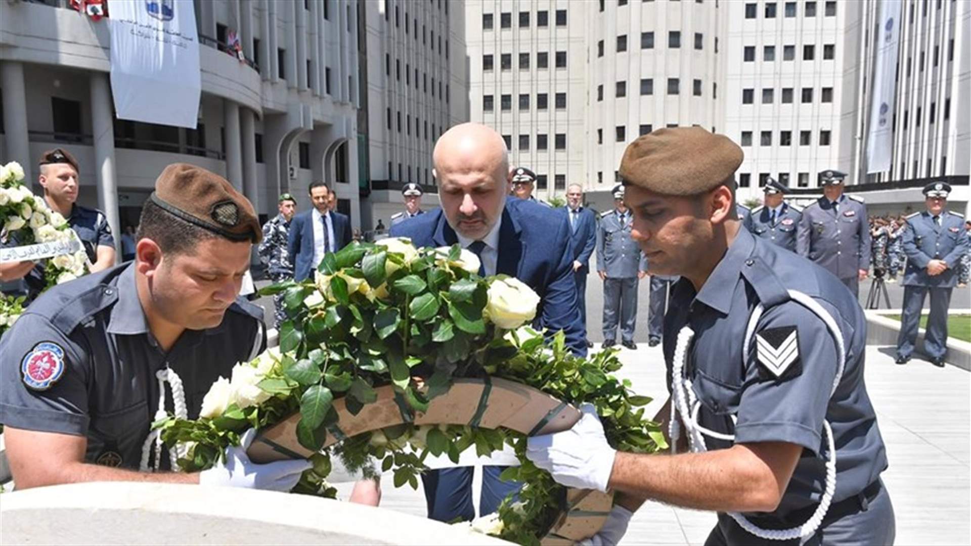 في الذكرى الـ161 على تأسيس مؤسسة قوى الامن...إكليلان من الزهر على نصب الشهداء