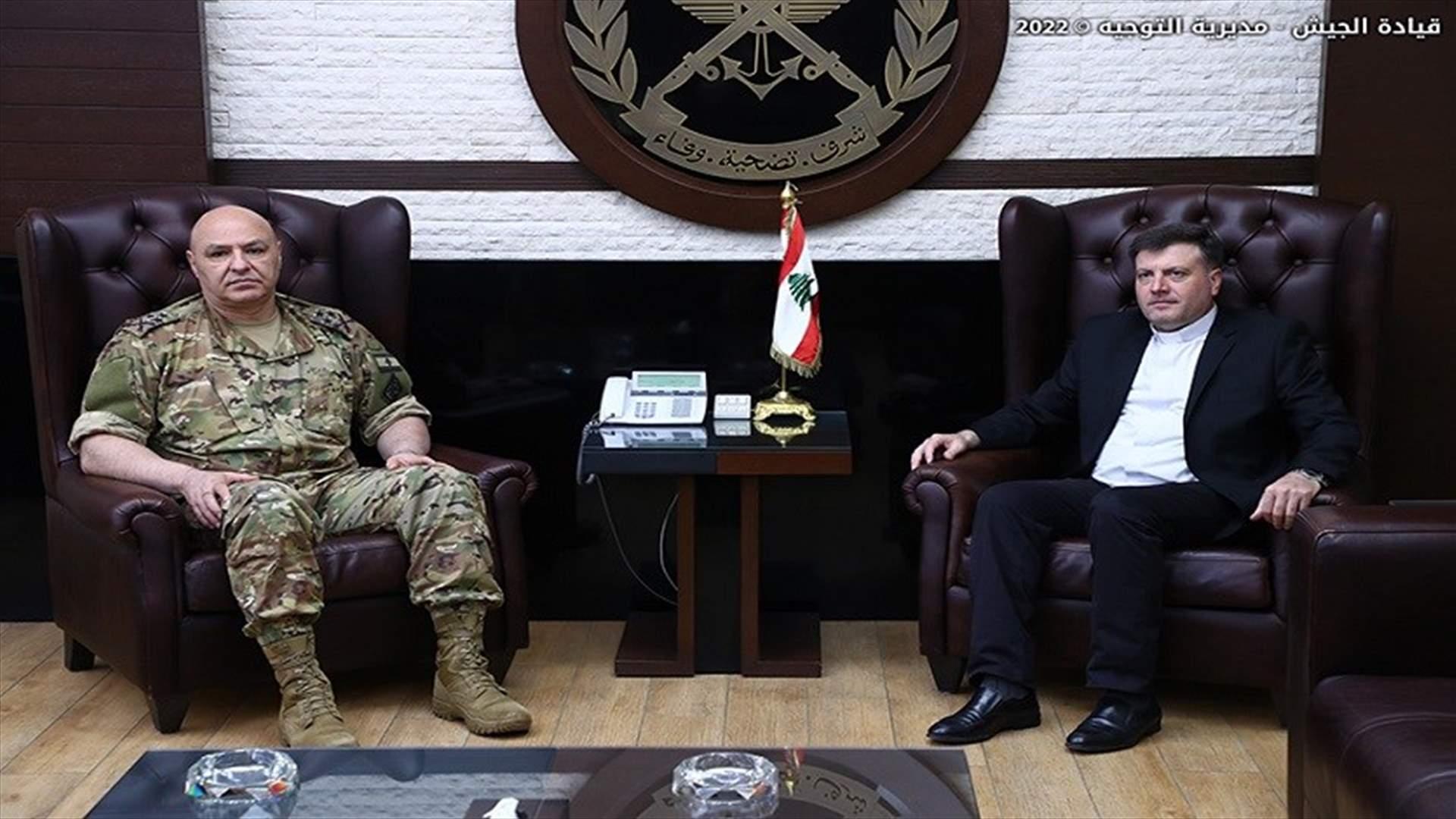 قائد الجيش إستقبل الأب نصر واتفقا على استثناء العسكريين من قرار استيفاء جزء من الأقساط المدرسية بالدولار نقدا