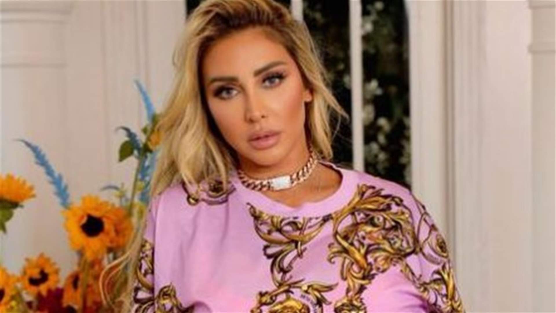 والدة جويل ماردينيان تنافس ابنتها بالجمال والأناقة (صورة)