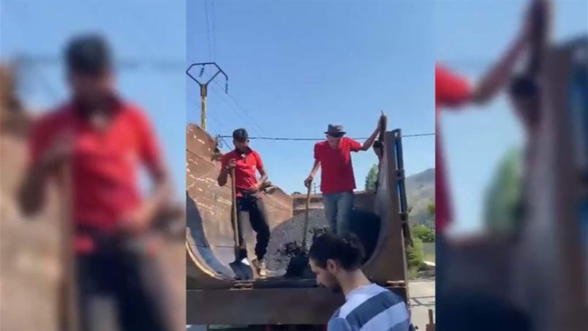 مبادرة في حمانا... شباب البلدة قاموا بتزفيت الحفر &quot;من اللحم الحي&quot;! (فيديو وصور)