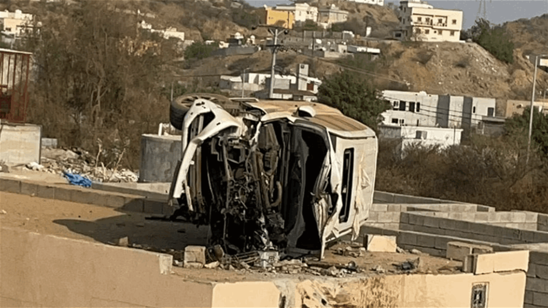 حادث غريب في السعودية... انحراف سيارة واستقرارها فوق سطح منزل (فيديو)